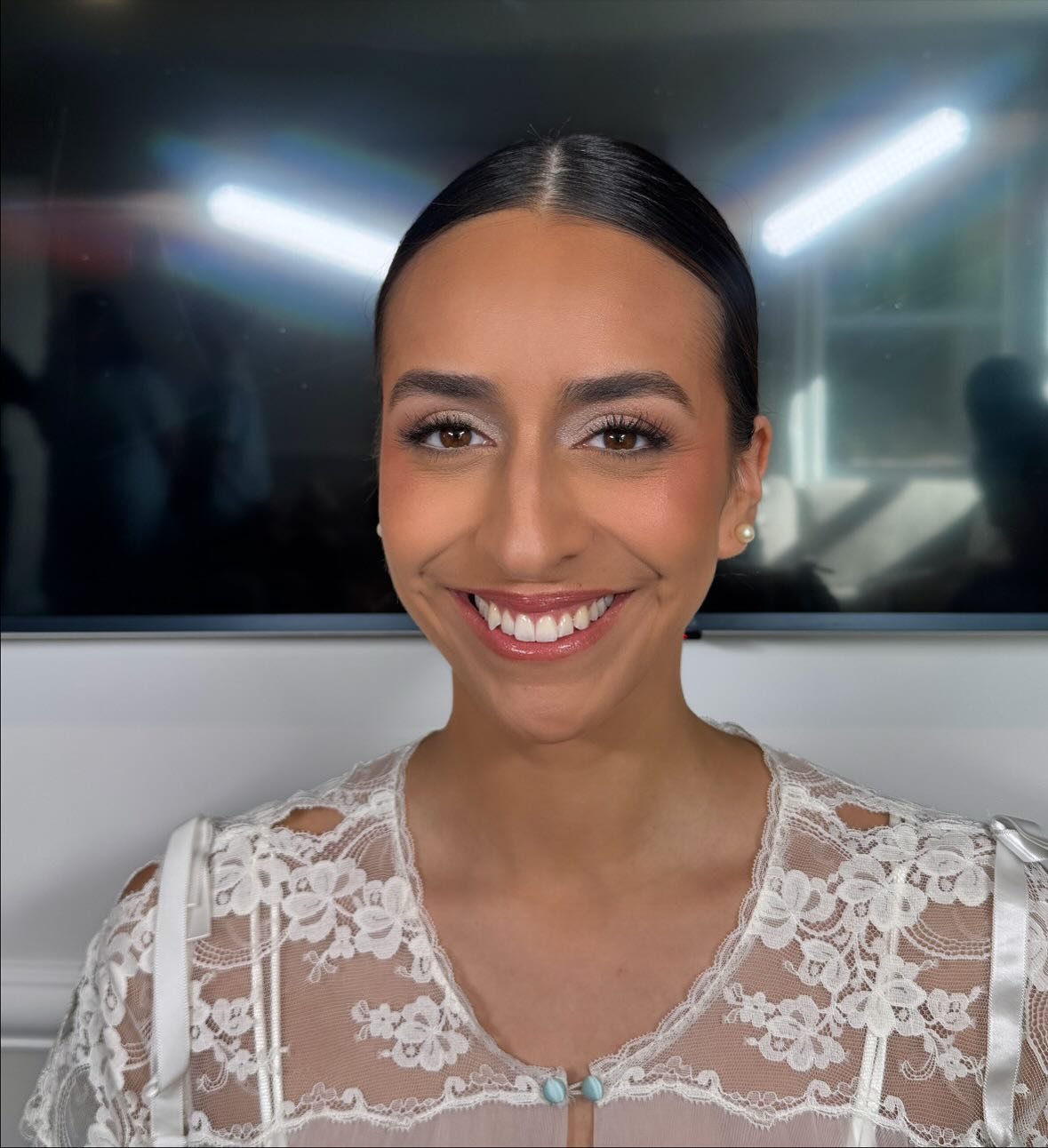 LIGHTING POST 💡This glimmering glaM TRULY looked amazing in every light ✨ I wanted to show how of course this makeup is bright and perfect under the ring lights but also with natural light ☀️ Swipe to the end to not only see @crystalshaircreations a