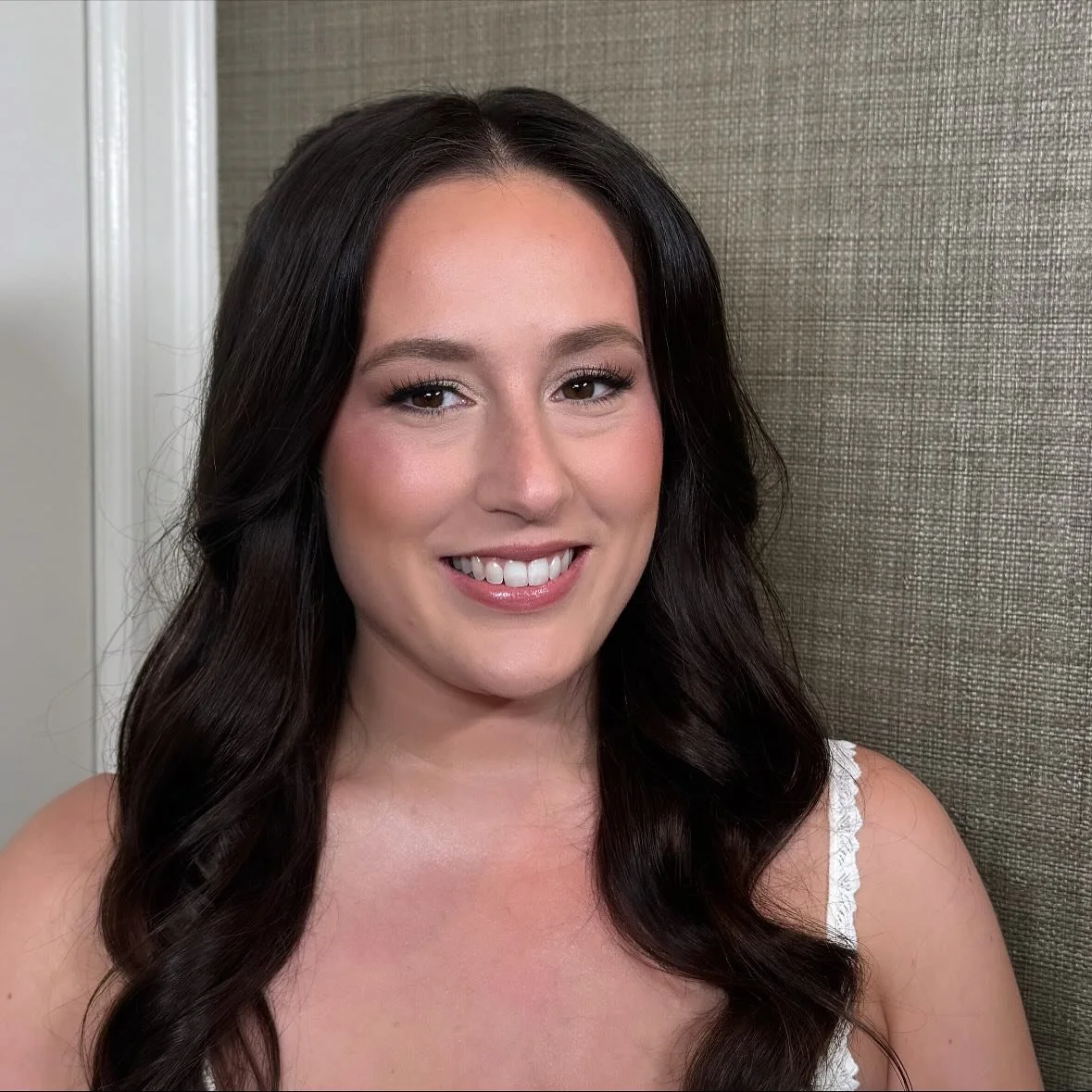 This glam just gives me a warm fuzzy feeling 🐻 Warm brown tones and semi burnt cheek on this fair beauty was just the perfect makeup combo 👌 Very fall/ winter vibes 🍂 ❄️ 
.
Have you booked your bridal trial yet?🙋🏻&zwj;♀️ Books are open for 2026-