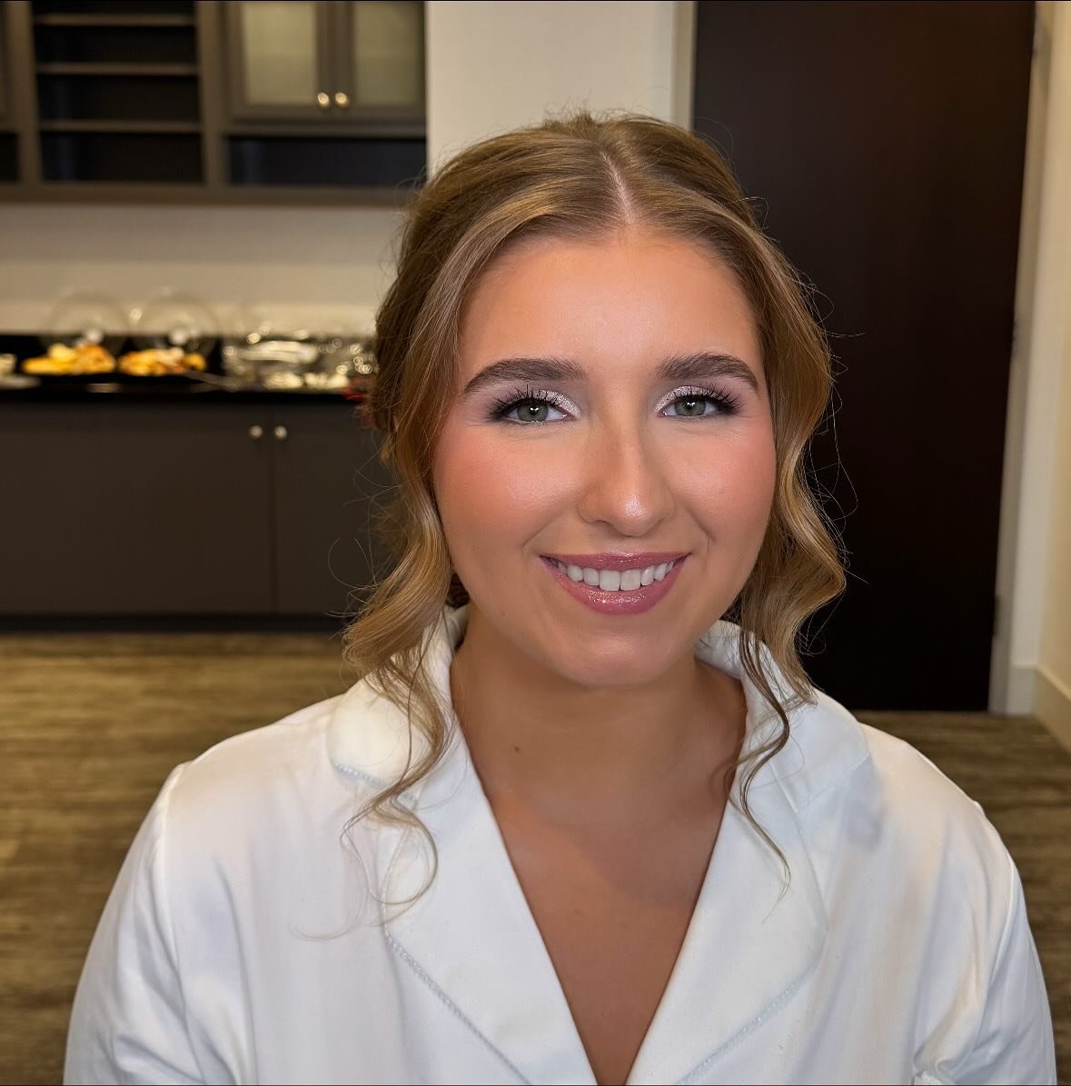 A pink shimmering makeup is always a good idea ✨I loveeeee PINK 💕 and this look just brought out my brides features so beautifully 👰&zwj;♀️ I could do this look over and over again 💄
. 
Hair @crystalshaircreations 
.
Have you booked your bridal tr