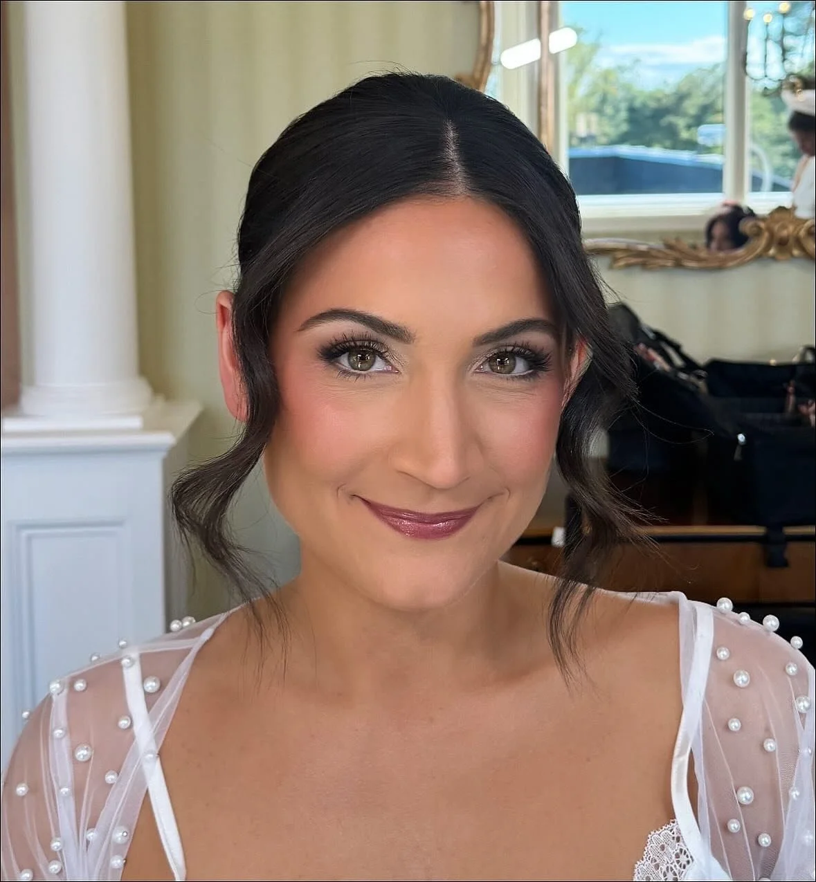 I love a good full glam bridal makeup 💄 Balancing color and product placement is everything when doing a full glam look 👰&zwj;♀️ More makeup doesn&rsquo;t have to be cakey if you have the right artist 😏
.
Hair @emiliedoesmyhair 
Venue @stonebridge