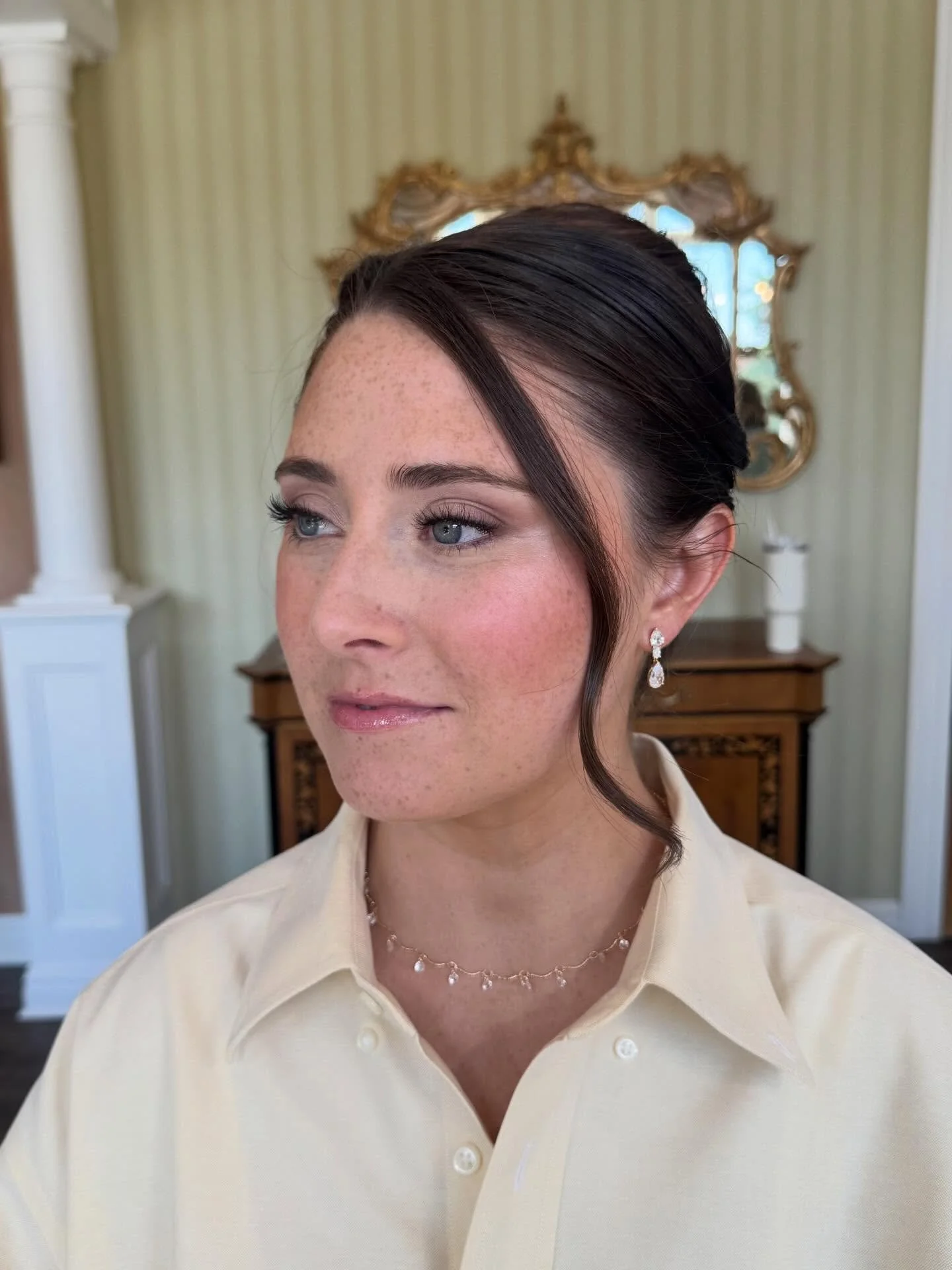 Stunning, natural makeup ✨ When my freckled girlies want to make sure they can still see them I make it my mission‼️ This look just is breathtaking 💄 Her skin is glowing and her eyes just steal the show 🤍 Love my natural girlies ✨
.
Have you booked