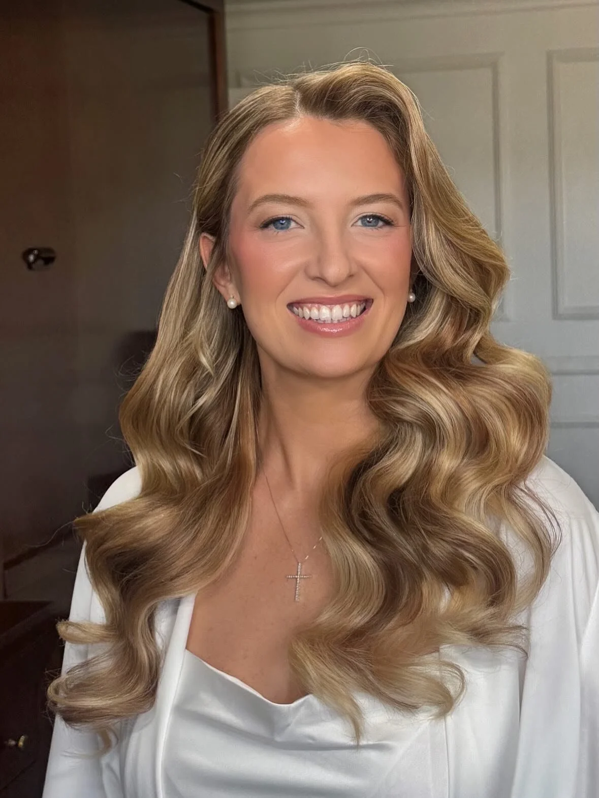 Sorry not sorry for flooding your feed with this beauty 👰&zwj;♀️Thankful for Casey communicating with me the changes she wanted from her trial to wedding day look 💄 Natural clean eye with glowing skin is NEVER a day choice ✨ True classic, timeless 