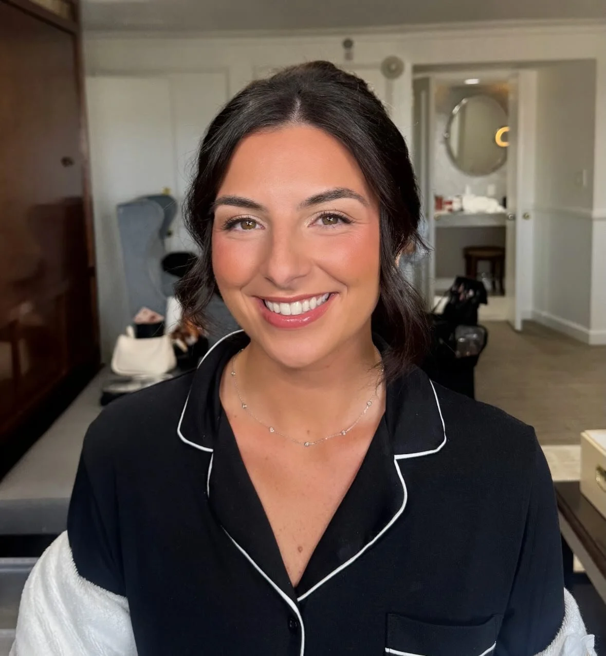 I love a good clean natural makeup 💄 Glowing skin and eyes and individual lashes to give that no makeup makeup look ✨
.
Hair @neenwilsonhair 
.
Have you booked your bridal trial yet?🙋🏻&zwj;♀️ Books are open for 2026-2027📝 Book your appointment to
