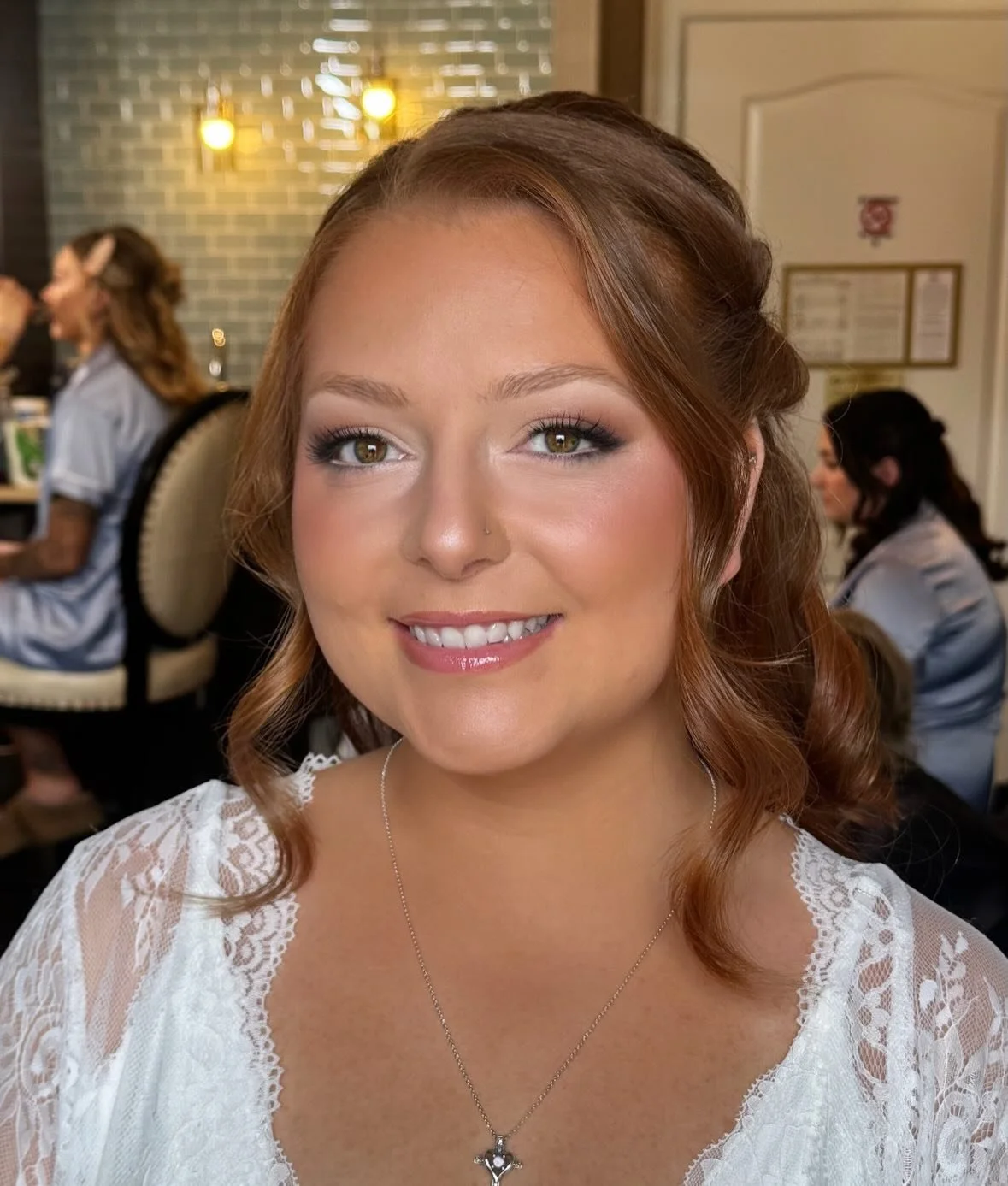 This look = perfect 🤩 The glow, the colors, THE GLAM 💄Creamy skin with a slight smokey eye just made my bride Jules the star of the show ✨ I could stare at this look alllll day 👰&zwj;♀️
.
Hair @ink.and.ivy__ 
Venue @foxhollowcatering 
.
Have you b