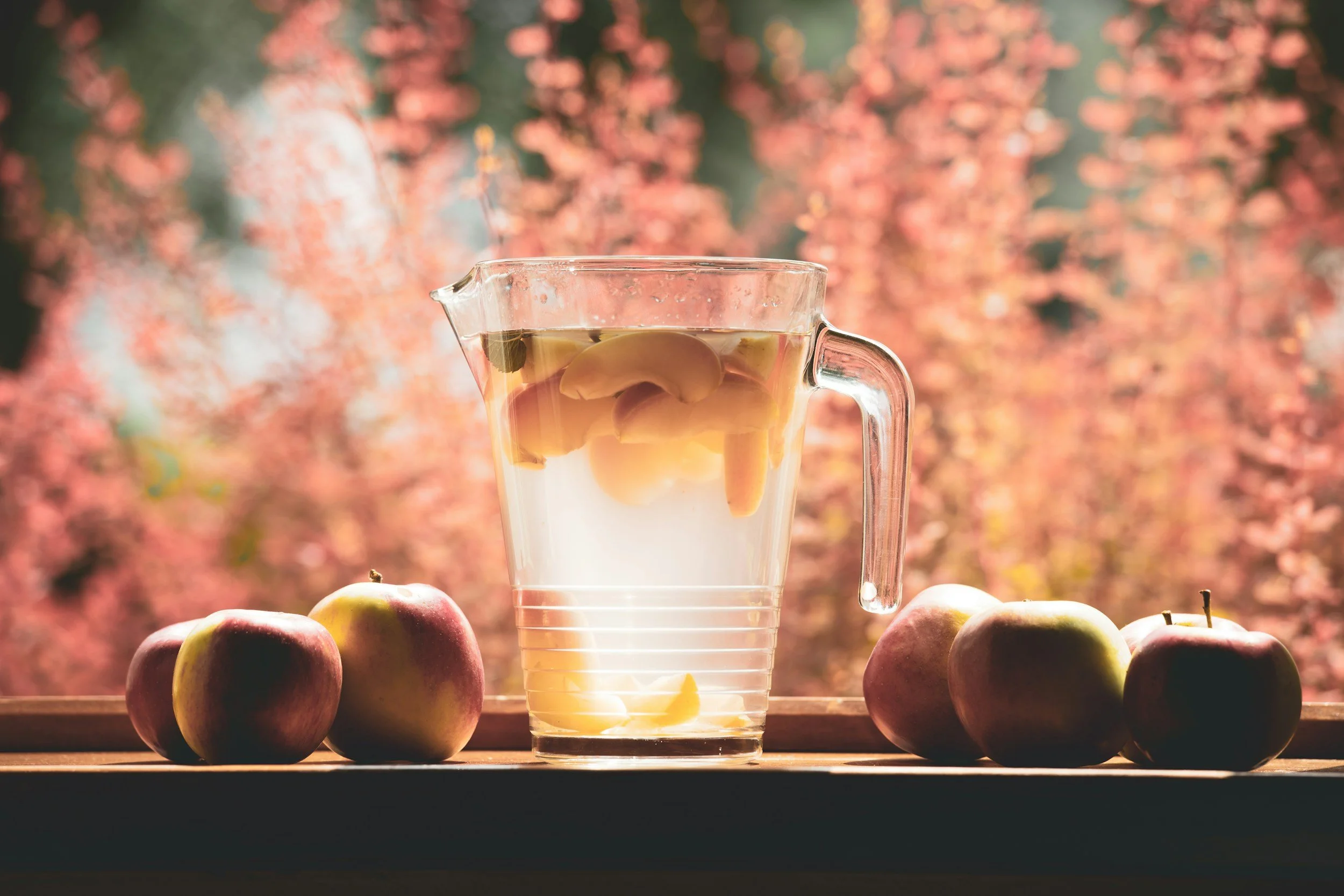 Krug mit Wasser und Fruchtschnitzen