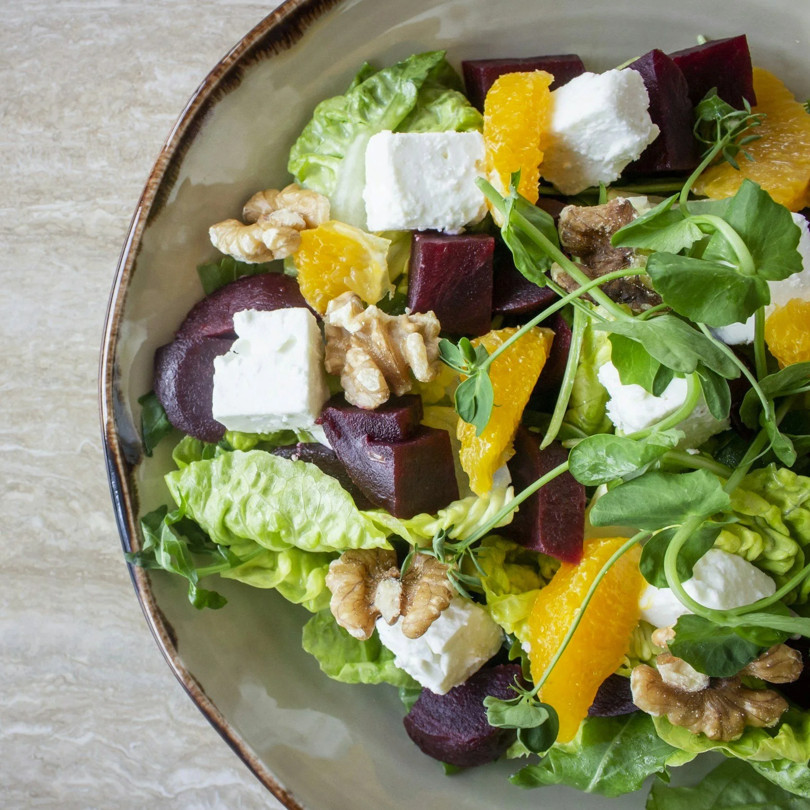 Gemüsesalat mit Rote Bete, Orangenstücken, Ziegenkäse, Walnüssen und frischen Kräutern