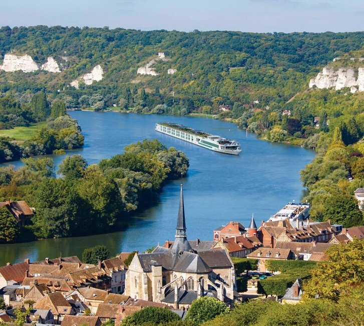 Luxury river cruise on the Seine