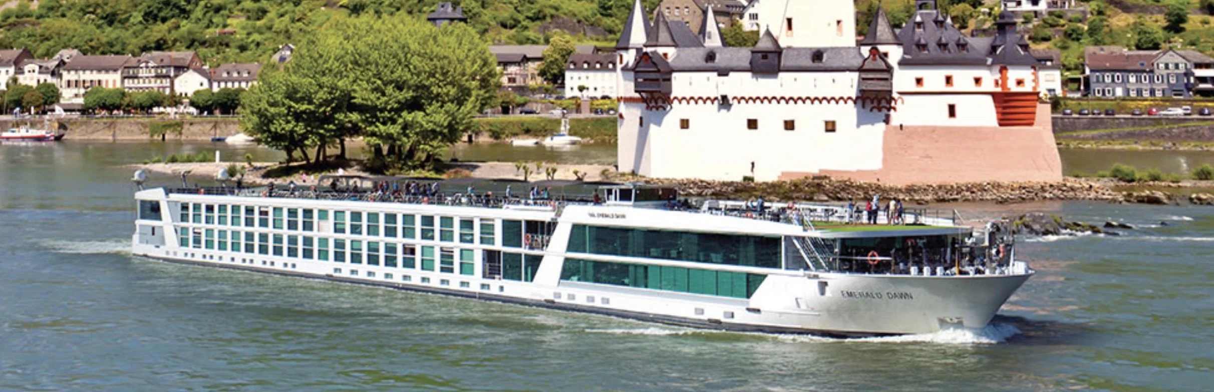 RIver boat cruising meta