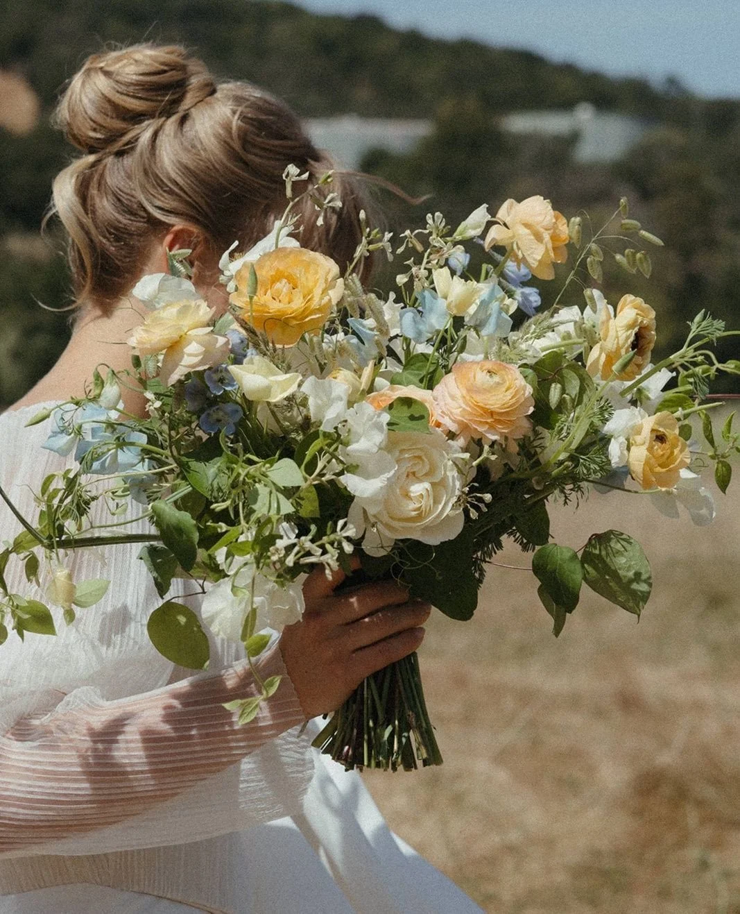 We love a bounce in a bouquet!
Vendor Team:
Venue: @thegeneraldaughter
Florals: Gather and Kin
Photographer: @eunicebeck
Planner: @burkevents
#weddinginspo #weddingtrends #sonomawedding #Bridalbouquet #destinationwedding #wedd