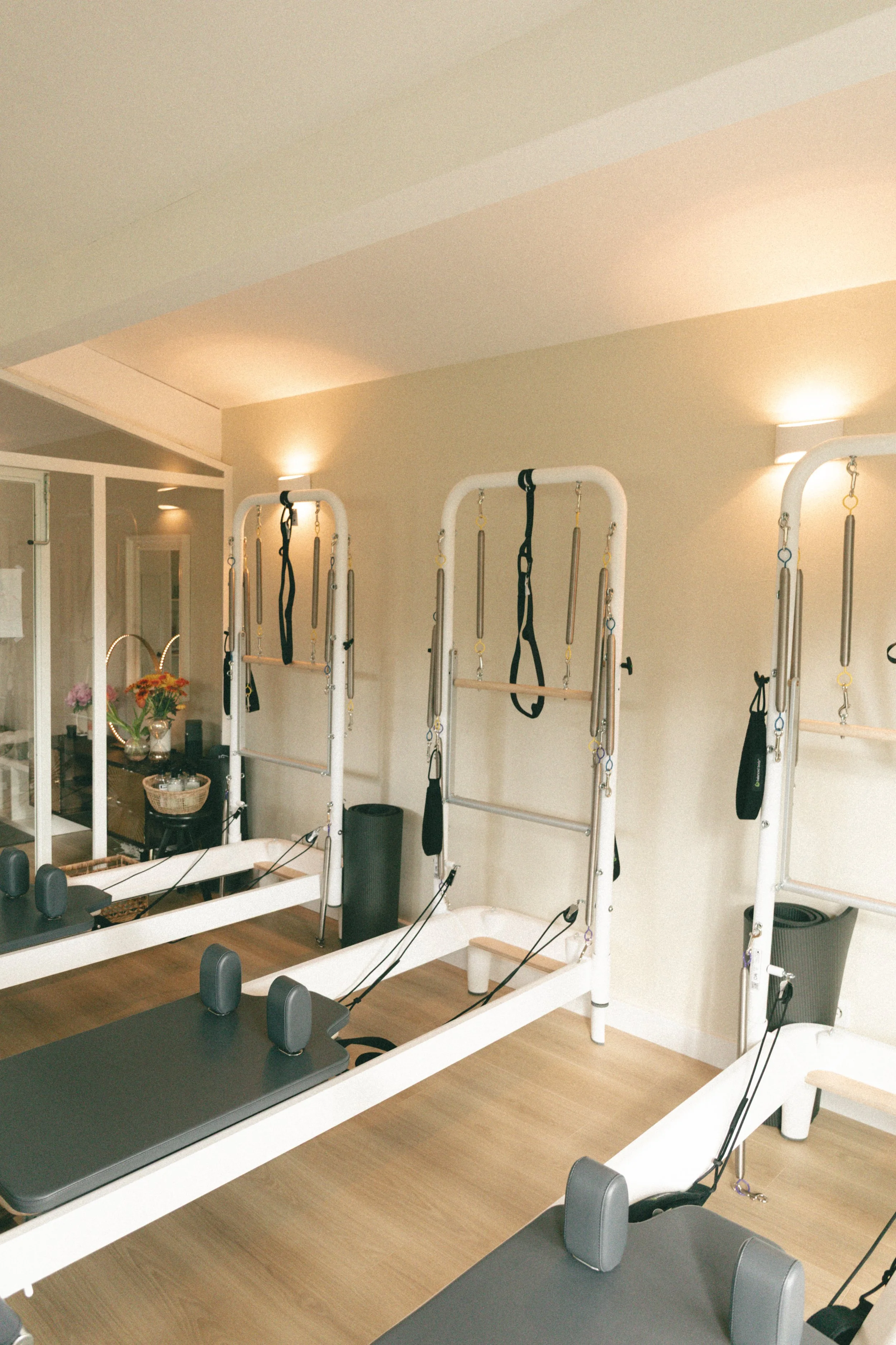 Studio de pilates avec des reformer et tower de la marque Balanced Body