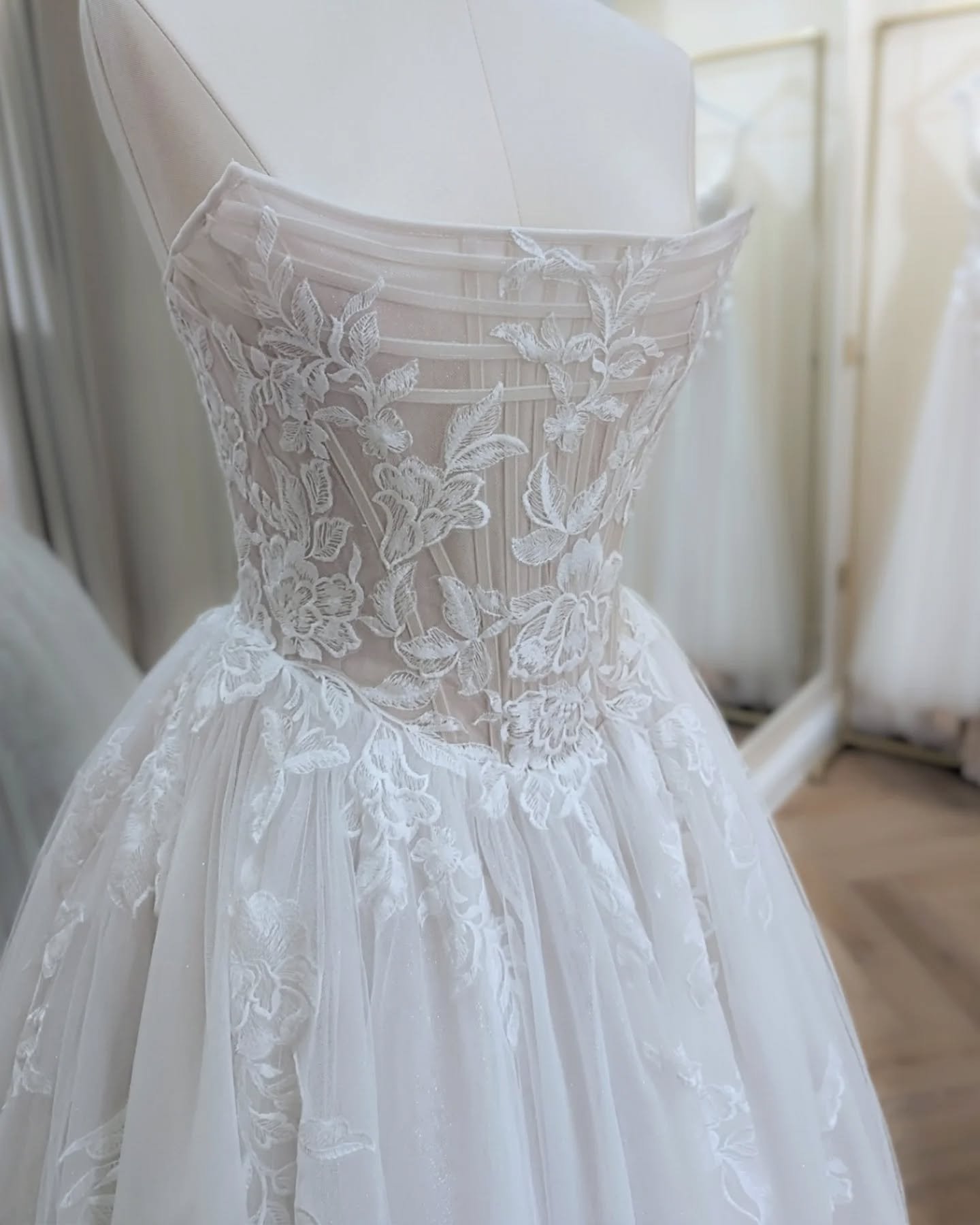 ✨ Effortless elegance meets modern romance. This breathtaking Pronovias gown features a sculpted corset bodice with delicate floral lace and soft layers of ethereal tulle, designed to contour beautifully and create the most unforgettable bridal silho