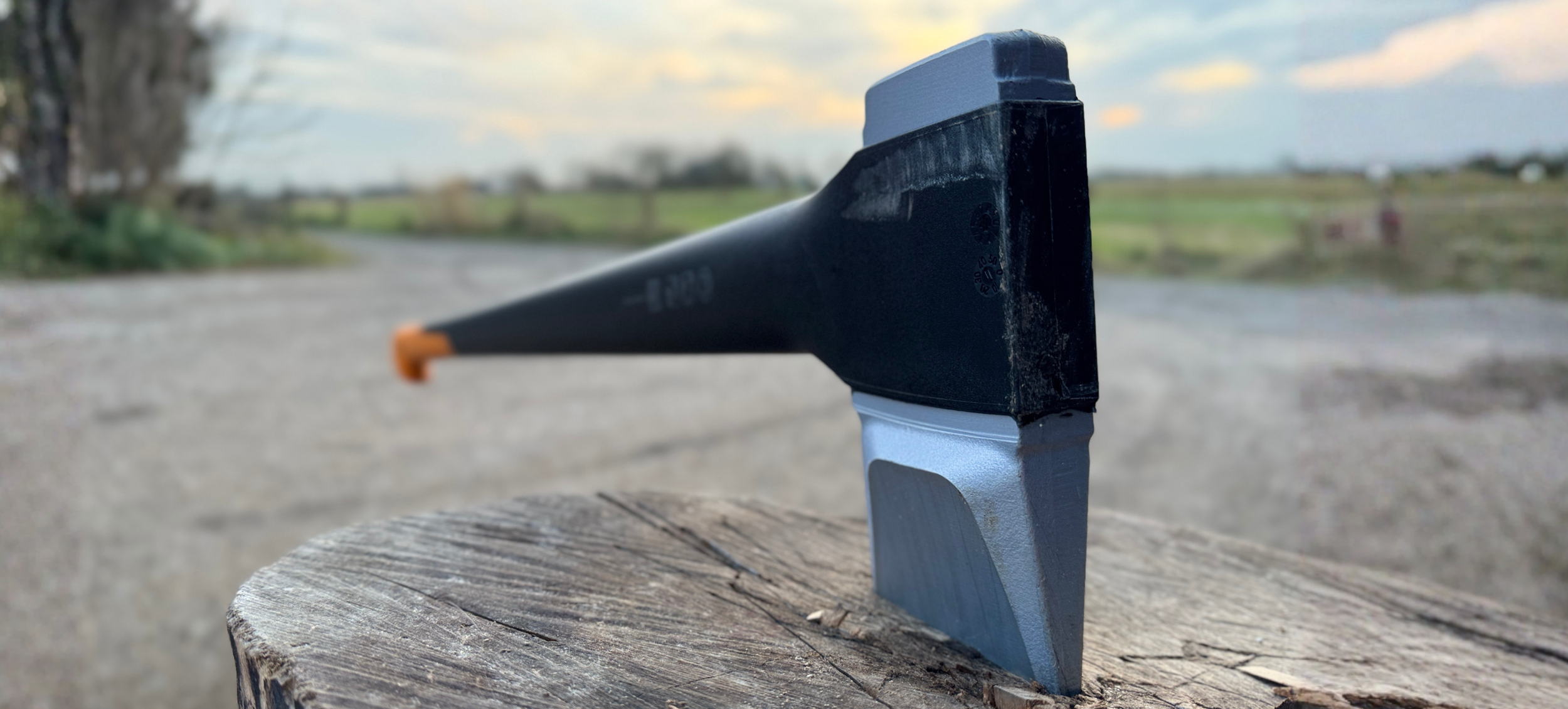 Nahaufnahme einer Spaltaxt, die tief in einem Holzblock steckt – Symbol für Sven's radikale Entscheidung zur Verwirklichung und Nüchternheit im Jahr 2026.