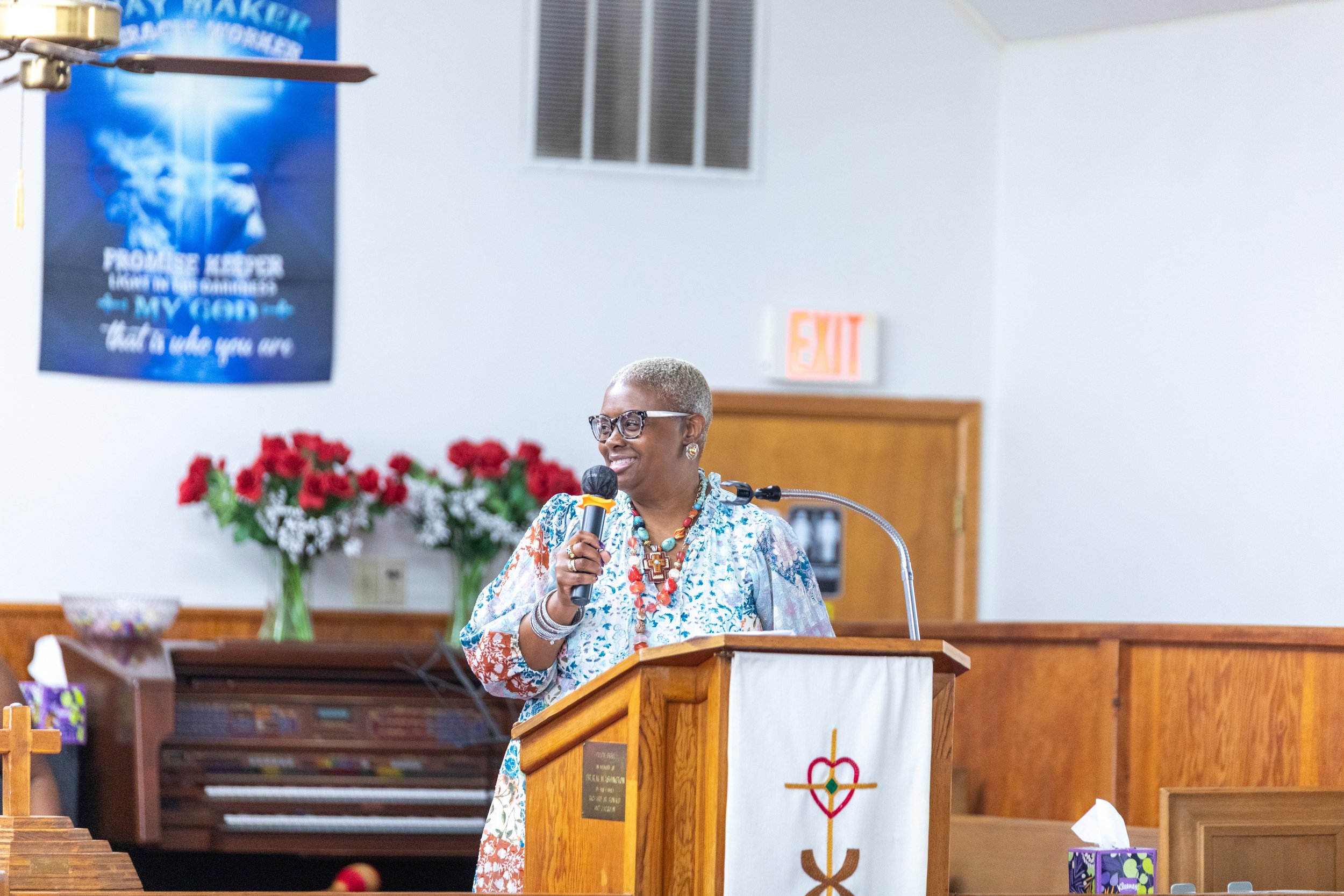 Lisa Smith leading the congregation at Visionary Hollowell Community United Methodist Church in Midland, Texas
