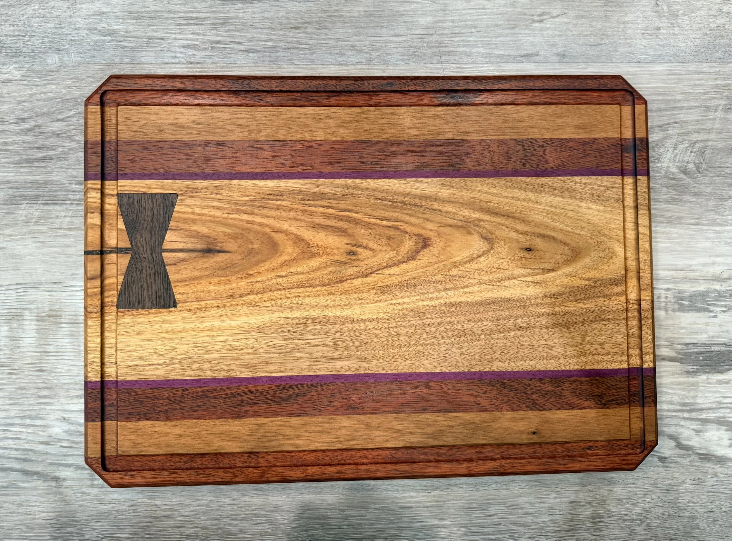 Product #: 032601

18" x 13" padauk, tiger wood, blood wood. purple heart, and canary wood w/ black walnut inlay and juice groove.

$120