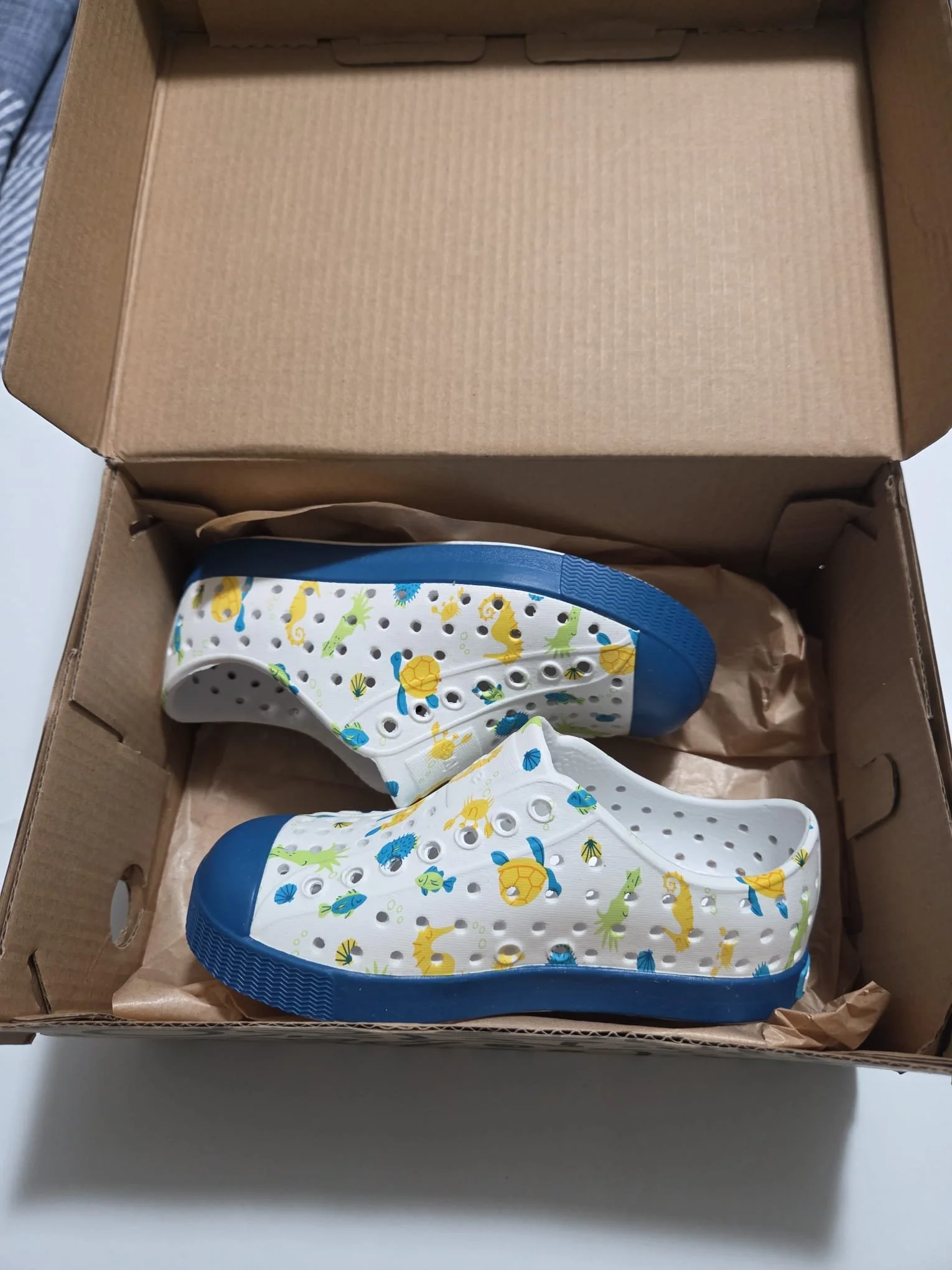 Native Shoes, Jefferson Print, White shell with ocean blue spots, Size C10 at Tumex Retail Shop