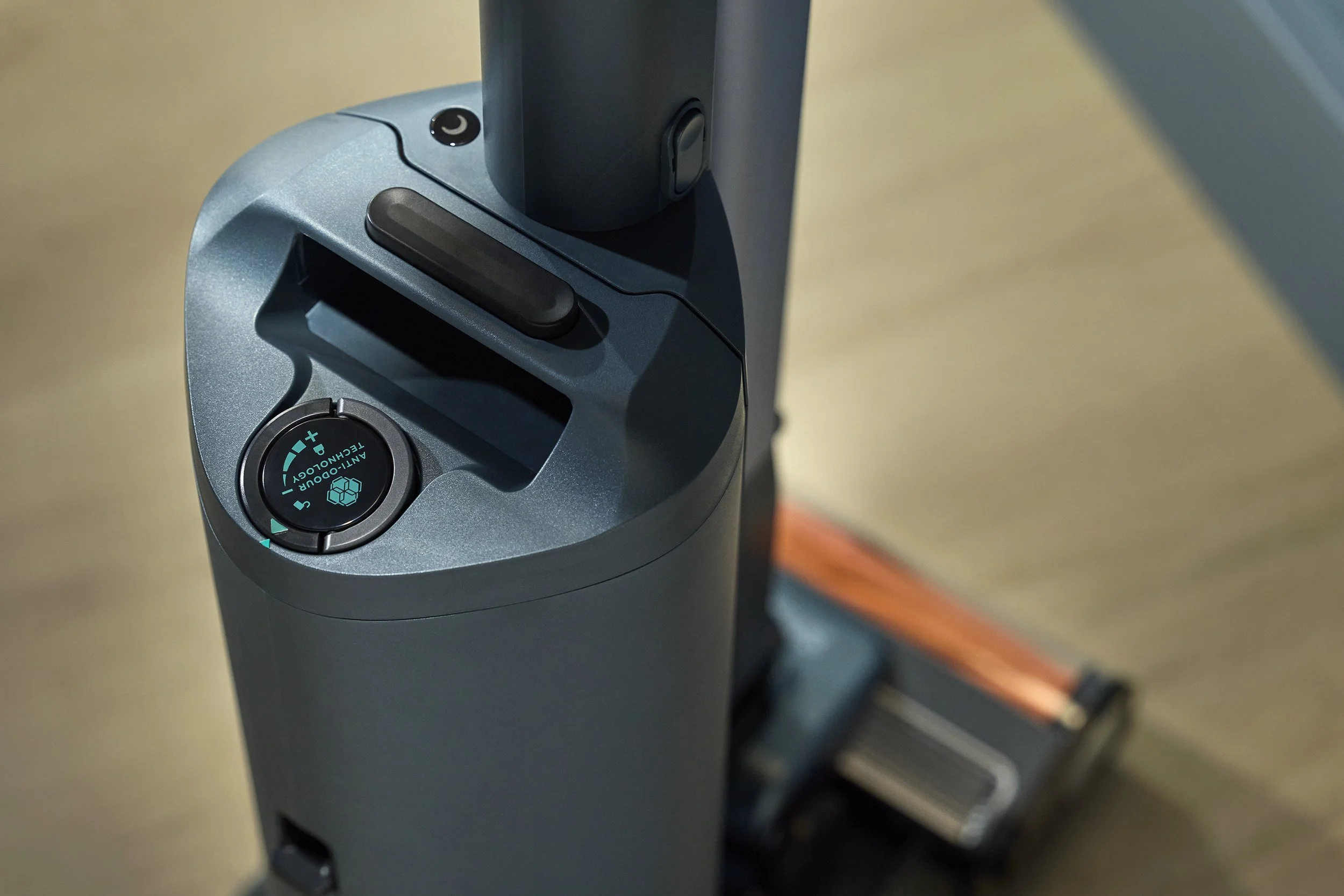 IA3246UKTBL_InUse_HarborSlate_0273_R2.jpg