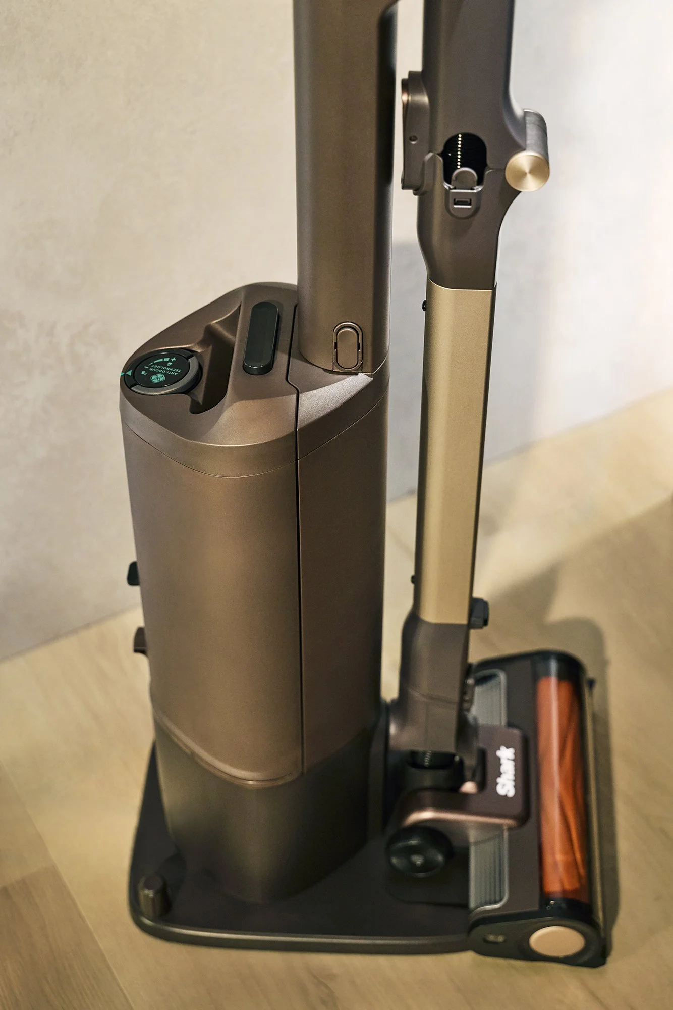 IA3246EUTBR_InUse_Walnut_0067_R2.jpg