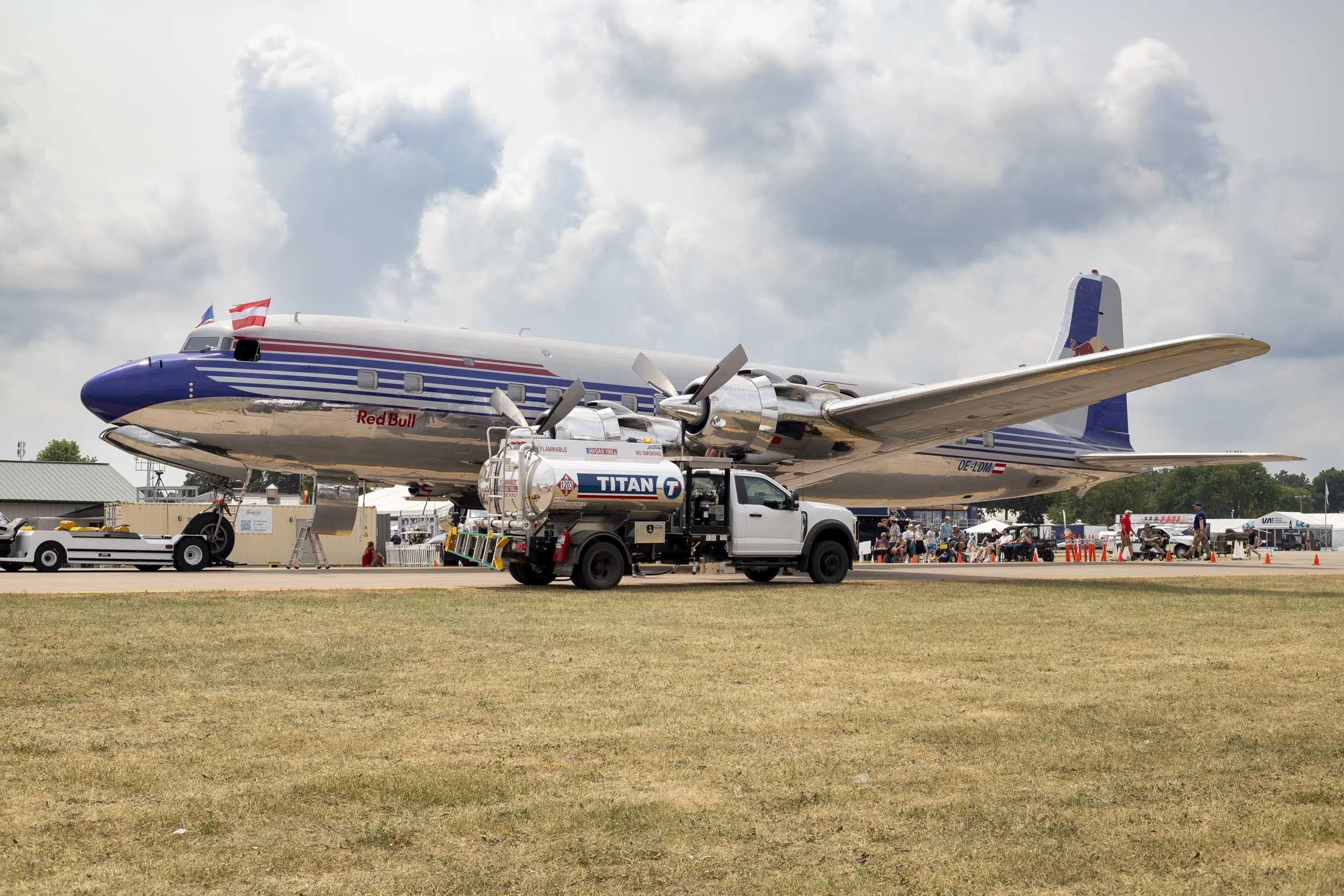 DC-2 tankuje-260726.jpg
