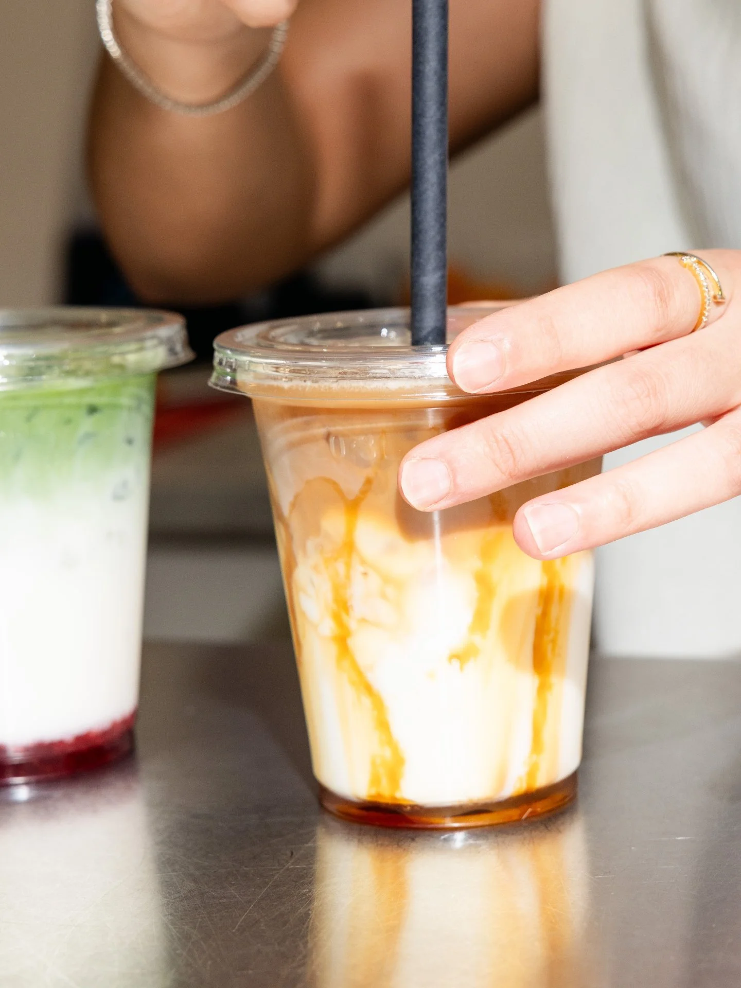 Hier trinken oder mitnehmen? 🥰
Wenn es mal schnell gehen muss, gibts unsere Getr&auml;nke auch To-Go 🍵☕️❤️

#coffee #coffeetogo #matcha #hamburg #caferenaissance #cafehamburg