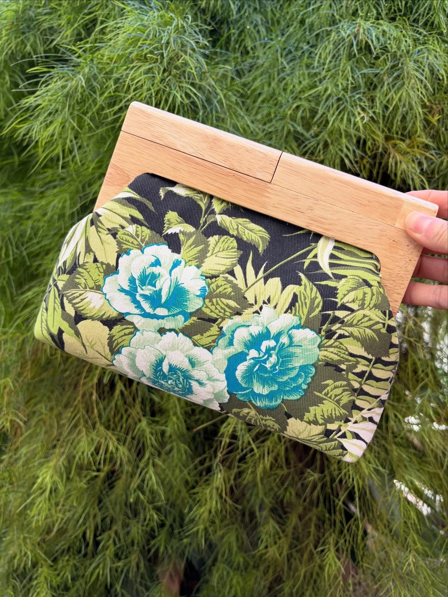 New to the website 😍 I made this bag from an old Cue skirt that didn&rsquo;t fit me anymore.
Upcycled, functional, and finally getting worn &mdash; just in a different way.
#upcycled #handmade #sustainablefashion #slowfashion #hisocietydesign