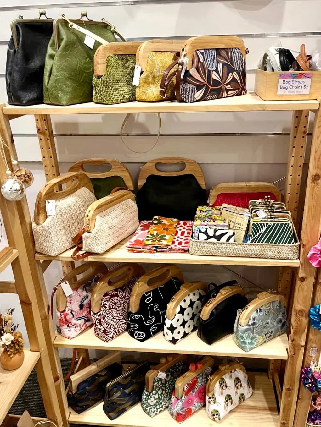 6 days till Christmas and suddenly the gift list is staring back at you&hellip;
If last-minute shopping is your festive personality, pop into @the_grove_shopping_centre and visit @charlieandco_collective . It&rsquo;s full of gorgeous gifts and every 