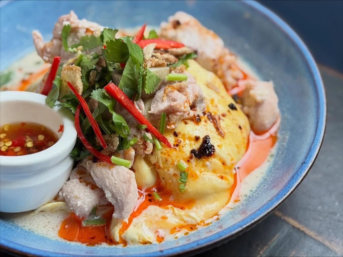 A bowl of comfort for your Sunday 🌿
TOM KHA CHICKEN OMELETTE — tender chicken in silky coconut soup, with creamy eggs over jasmine rice.
Simple. Soulful. Thai comfort at its best. 🍗🥥🍚
Available 9 am – 2 pm or until sold out!
📍 West