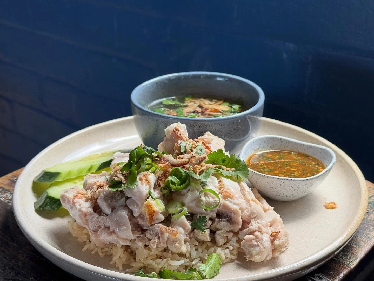 Mondays call for something simple, soothing, and full of flavor 🍗✨
Try our Thai-style Chicken Rice (ข้าวมันไก่) — comfort in every bite.