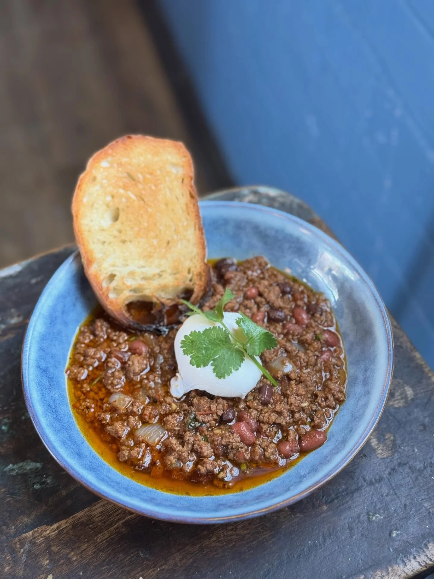 Spice up your Saturday! Beef Chili Con Carne + Poached Egg + Toast = Weekend happiness served hot 😍🔥 #BrisbaneFood #BrisbaneCafe #BrisbaneRestaurants #BrisbaneLife #brisbanelocal