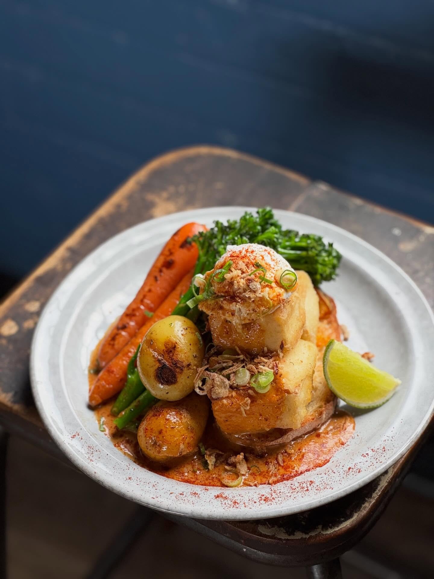 EM&rsquo;s Roasted Vegetable Stack 🍂✨ for Saturday&rsquo;s special ✨👩🏻&zwj;🍳

Layers of autumn goodness &mdash; caramelized carrots, tender broccolini, golden potatoes, crispy fried tofu, and a perfectly poached egg &mdash; all draped in rich, ve