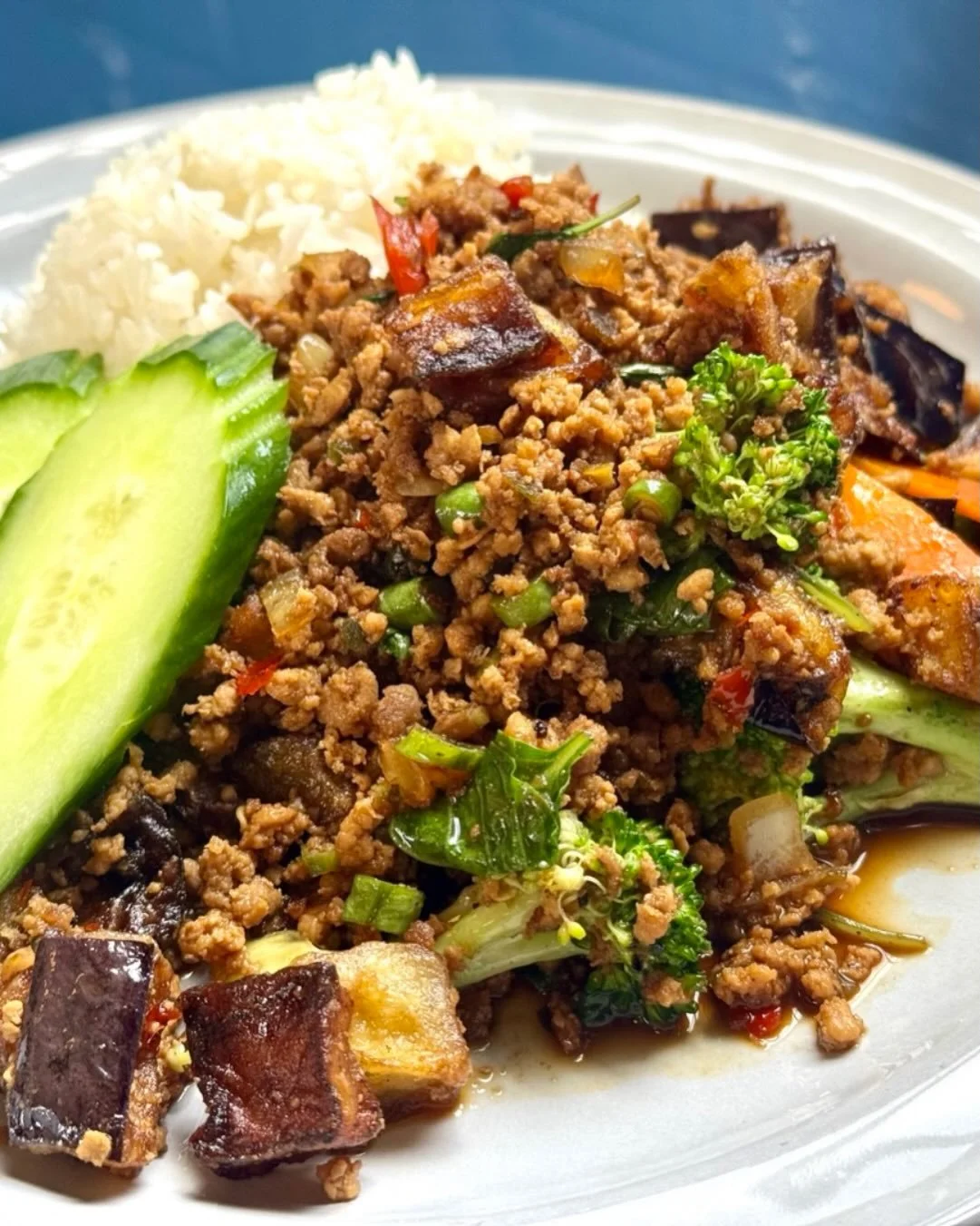 WEDNESDAY SPECIAL 🍆🔥
Bold, crispy and utterly irresistible&mdash;our Eggplant Kapow with Minced Beef is back on the menu today only. Deep-fried golden eggplant, fragrant Thai basil, and savoury stir-fried beef served with fluffy jasmine rice. 🍆 = 