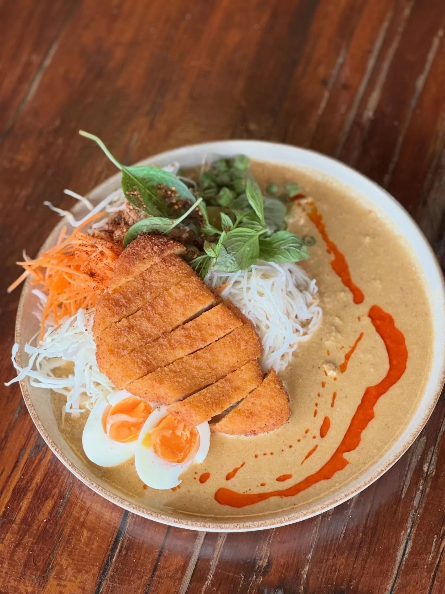 Sunday&rsquo;s special ✨ 🤍 KHANOM JEEN NAM YA GAI : Thai rice vermicelli in rich chicken curry, topped with crispy fried chicken, soft-boiled egg, and a vibrant mix of fresh herbs. 🌿