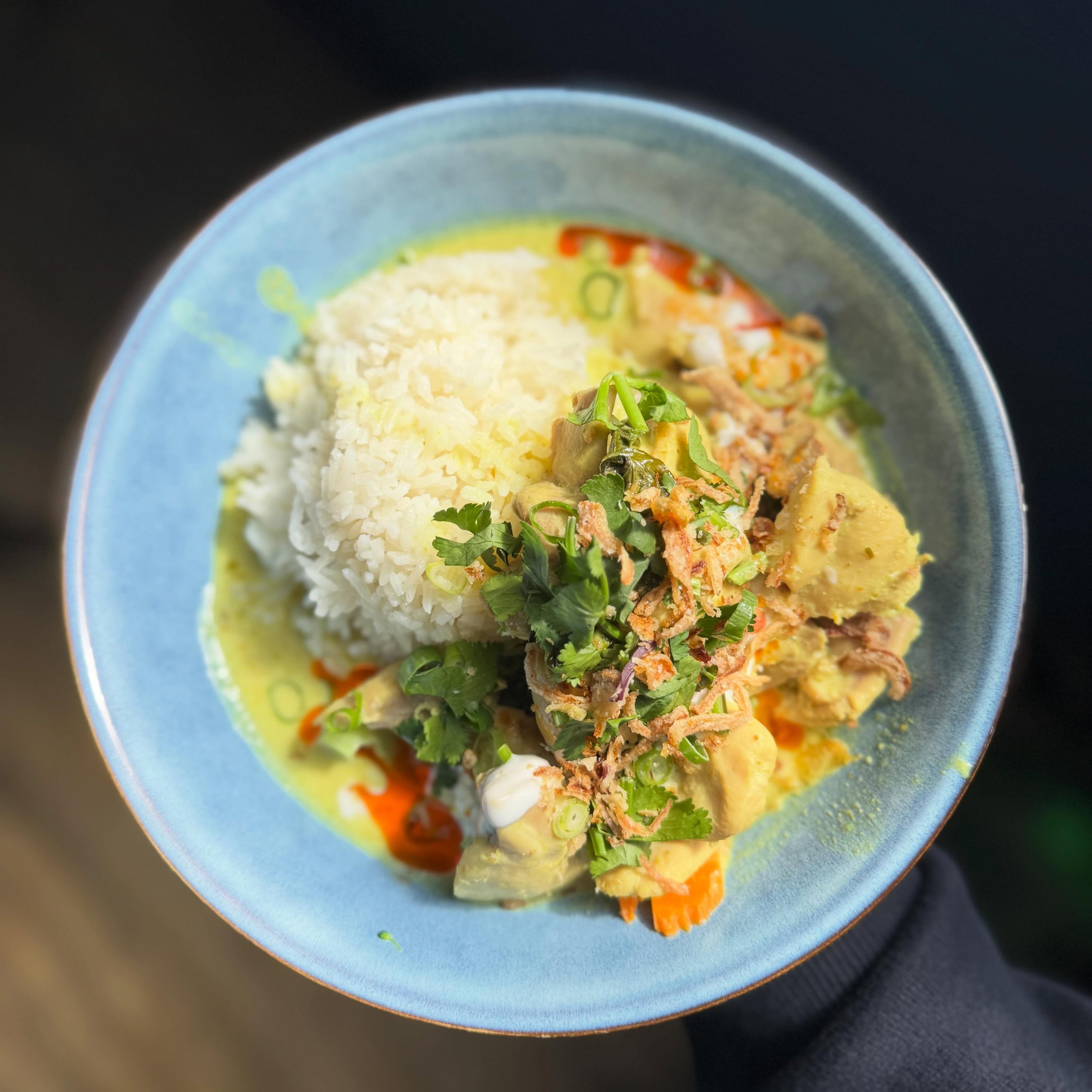 Saturday&rsquo;s special  Thai green curry nights just hit different 🍛💚 Tender chicken, fragrant coconut curry, and fluffy rice = comfort in every bite.