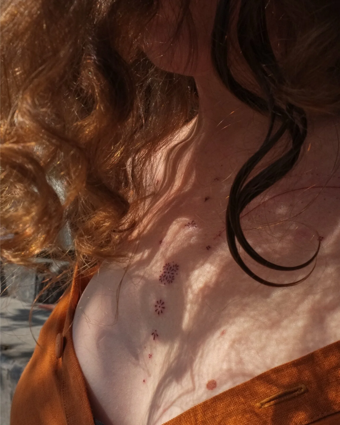 Ornamentos y l&iacute;nea direcci&oacute;n coraz&oacute;n