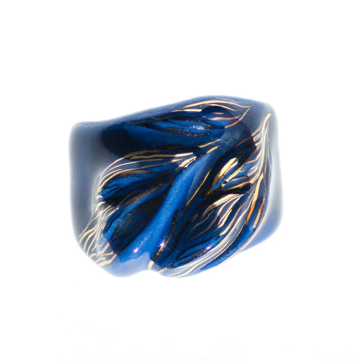 Hi friends!🌞
This ring I crafted is for sale

Size: EU 56.5 (~18 mm inner diameter)
Price: &euro;90

Entirely handmade from blue porcelain, with a glossy glaze and 24k gold accents.
Inspired by water at sunset.

🌞
🌞

#raiarsjewelry #porcelainjewel