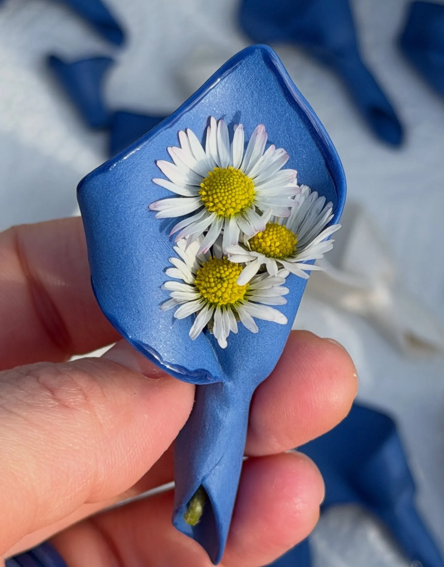 Yuhuuu I&rsquo;m sooo excited, couldn&rsquo;t wait until they are fully finished. I just need to attach the brooch pins, and they&rsquo;ll be ready for sale in the next few days. I&rsquo;ll keep you posted 💙🤍 do you like them?