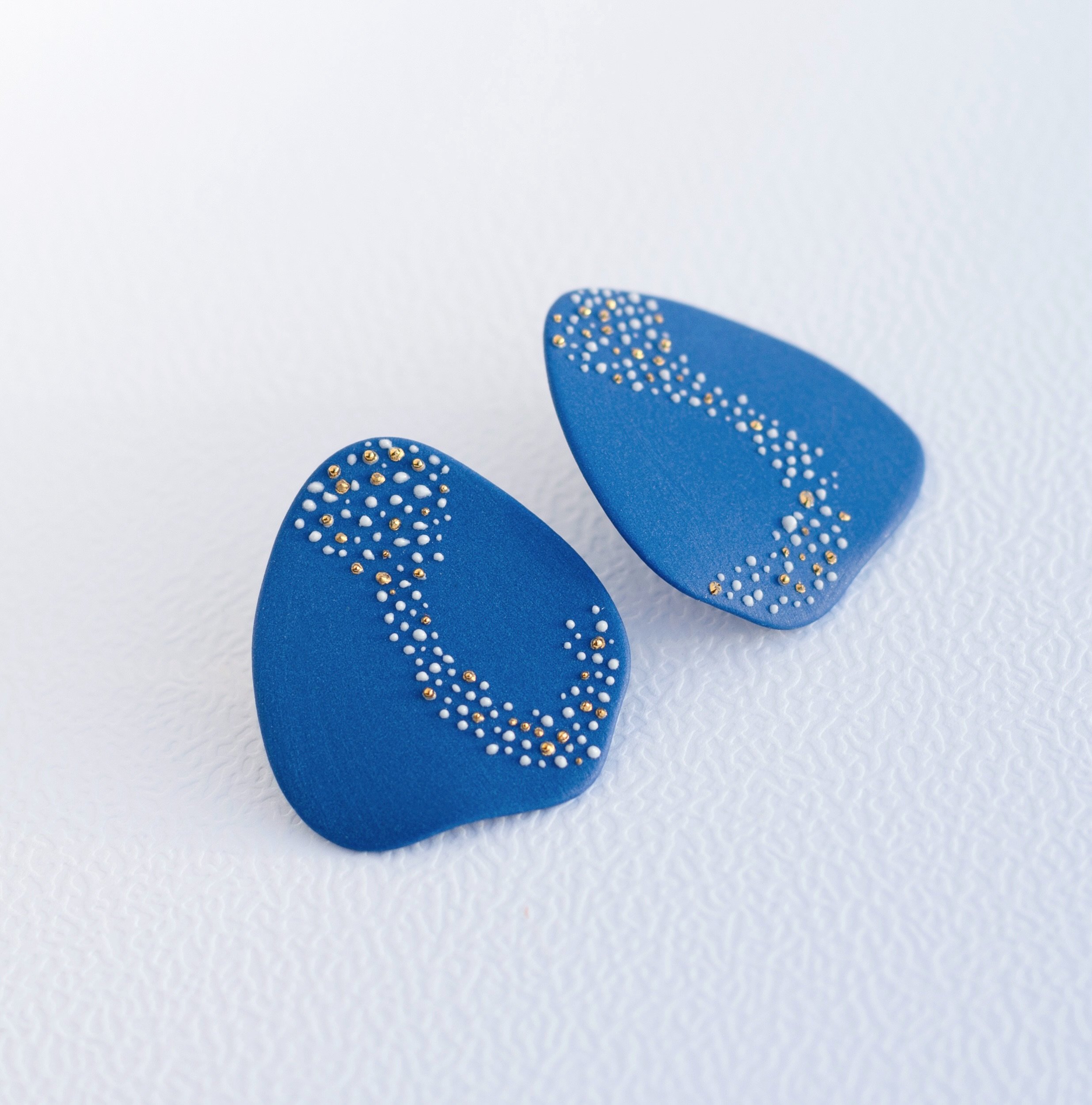Maybe that&rsquo;s why I love watching water.
It moves with such ease.
As if it simply trusts where it&rsquo;s going.

That was on my mind while I was making these earrings.

Flowing By
Available on raiars.com

Entirely hand-carved in blue porcelain 