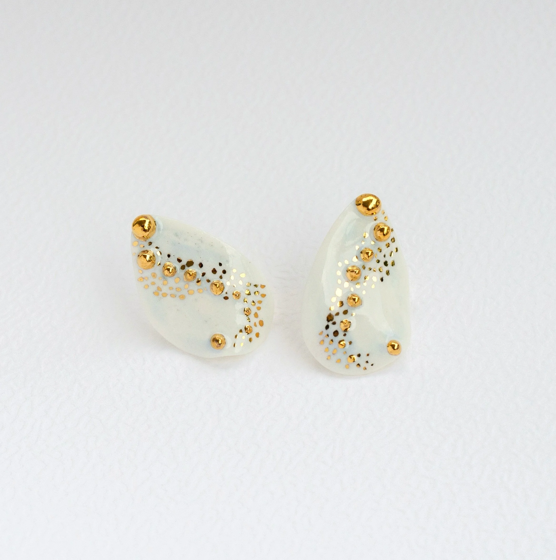 You notice a flower. Then another.
The blue of the sky.
The center of a flower catches your attention, all those tiny dots of pollen.
Somehow, the whole walk comes home with you.

Along the Way earrings 
Available on raiars.com
Entirely hand-carved i