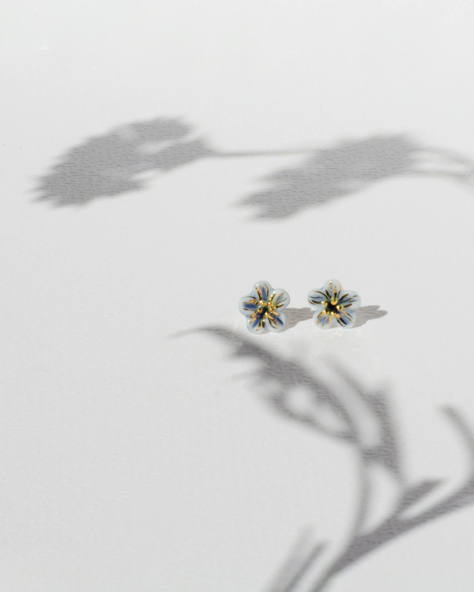 You&rsquo;re going about your day when something tiny catches your eye. 

A little flower you weren&rsquo;t looking for. You stop for a second just because it&rsquo;s there and it&rsquo;s beautiful 🌼

Oh, Hello earrings 
Available on raiars.com
Enti
