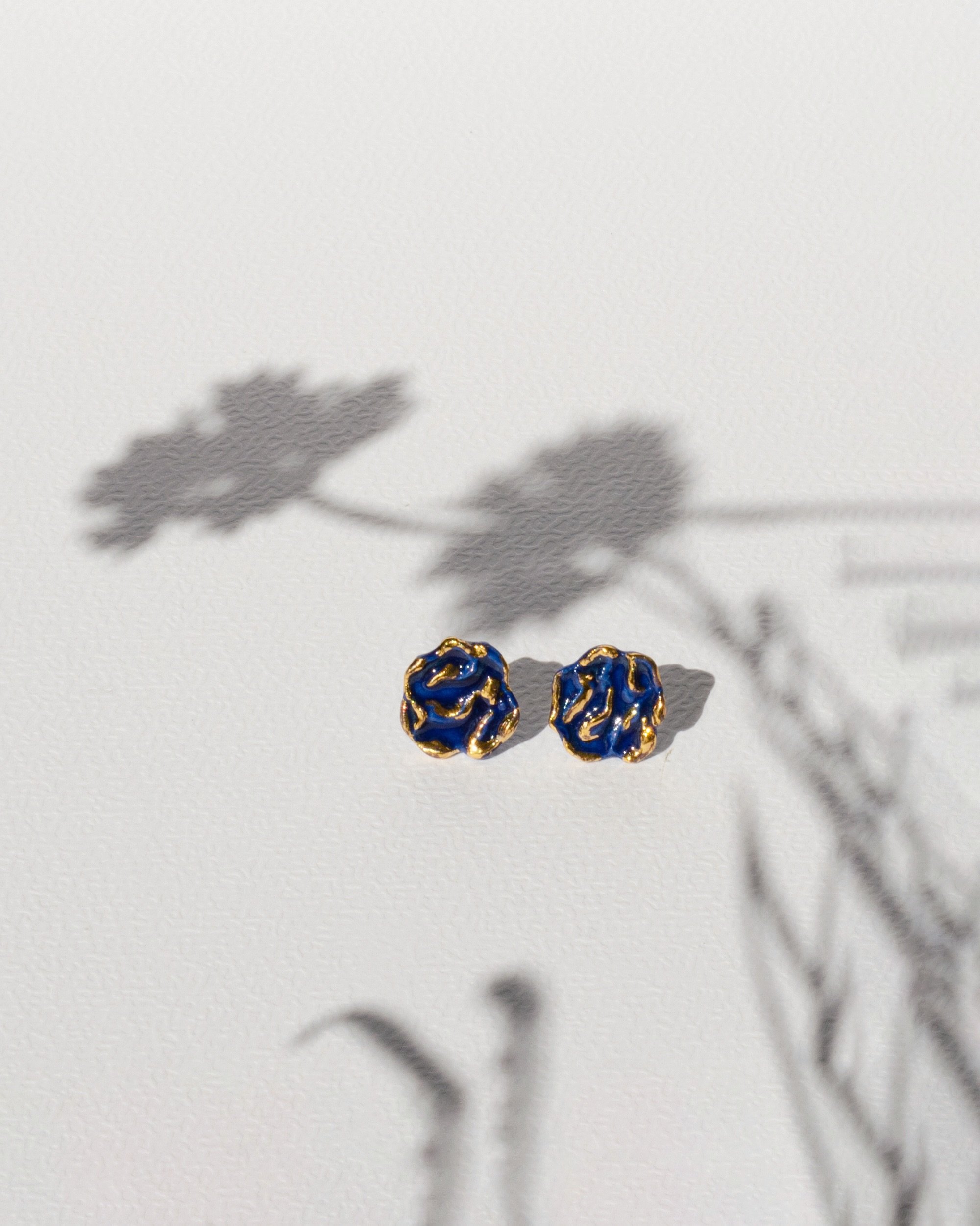 Let It Wander earrings

I have this thing for shadows.
The way they move, change shape, and leave so much room for imagination.

These are for the ones whose minds wander too.

Hand-carved in blue porcelain &middot; 24k gold &middot; sterling silver 