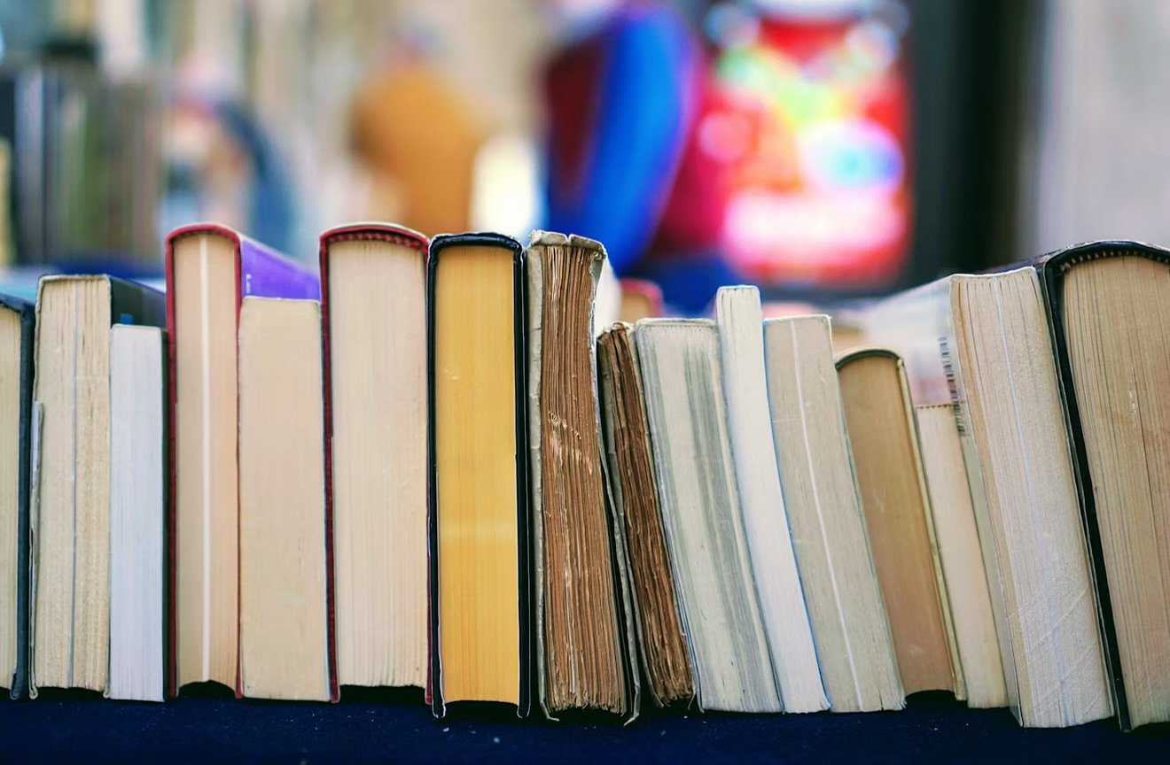 It&rsquo;s Father&rsquo;s Day this Sunday! Get the fathers in your life the gift of books. 

Come choose a book for them today or Saturday, or get them a gift certificate so they can pick their own books! 

O U R  H O U R S :
W &amp; Th 10 - 5
Sat 9 