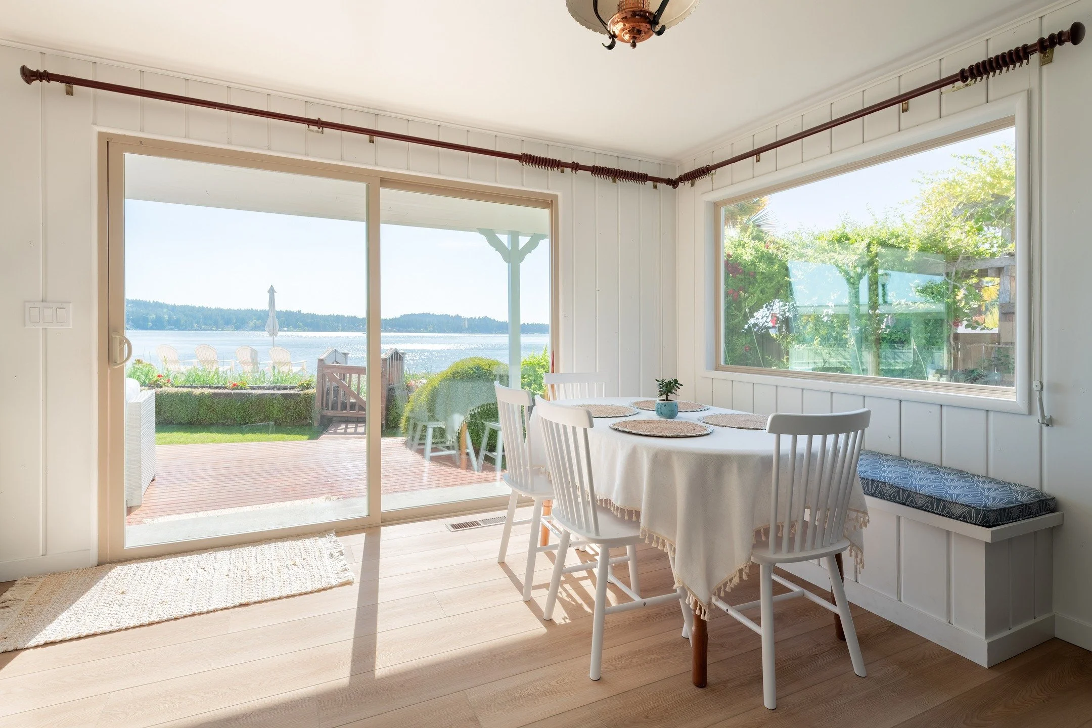 Spent an afternoon photographing this little beach house, and I&rsquo;m still thinking about that view. The light, the calm, the sound of the water just out of frame&mdash;it all made this place feel like a deep breath.

#realestatephotography #gigha