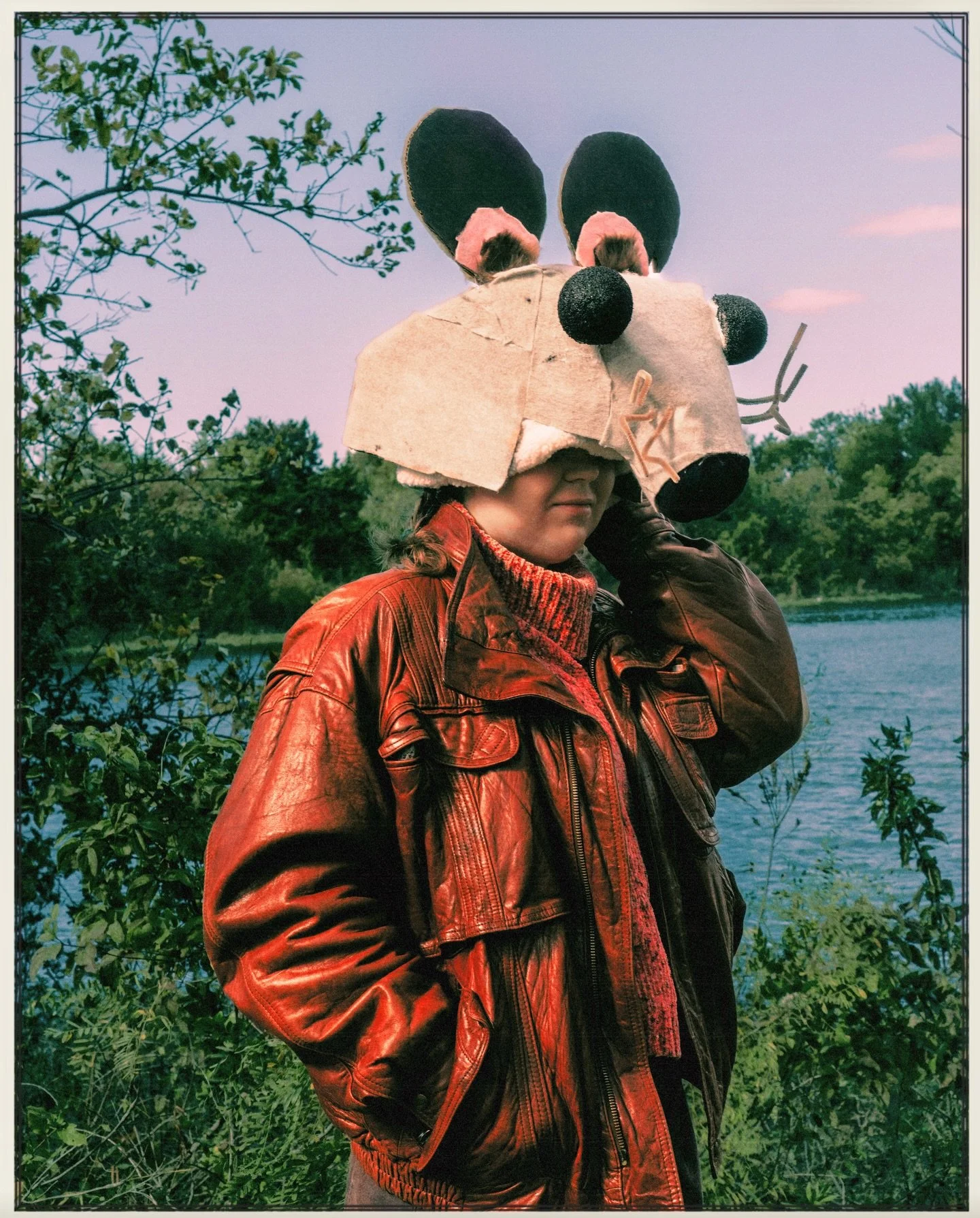 The Rat Does Not Concern Itself With Employment (2025) 

model + prop artist: @rebeca_erick5 @reassumed.art 
photographer + creative direction: @archive.alisha 

#finartphotography #naturephotography #dallasphotography #environmentalphotography #dfw