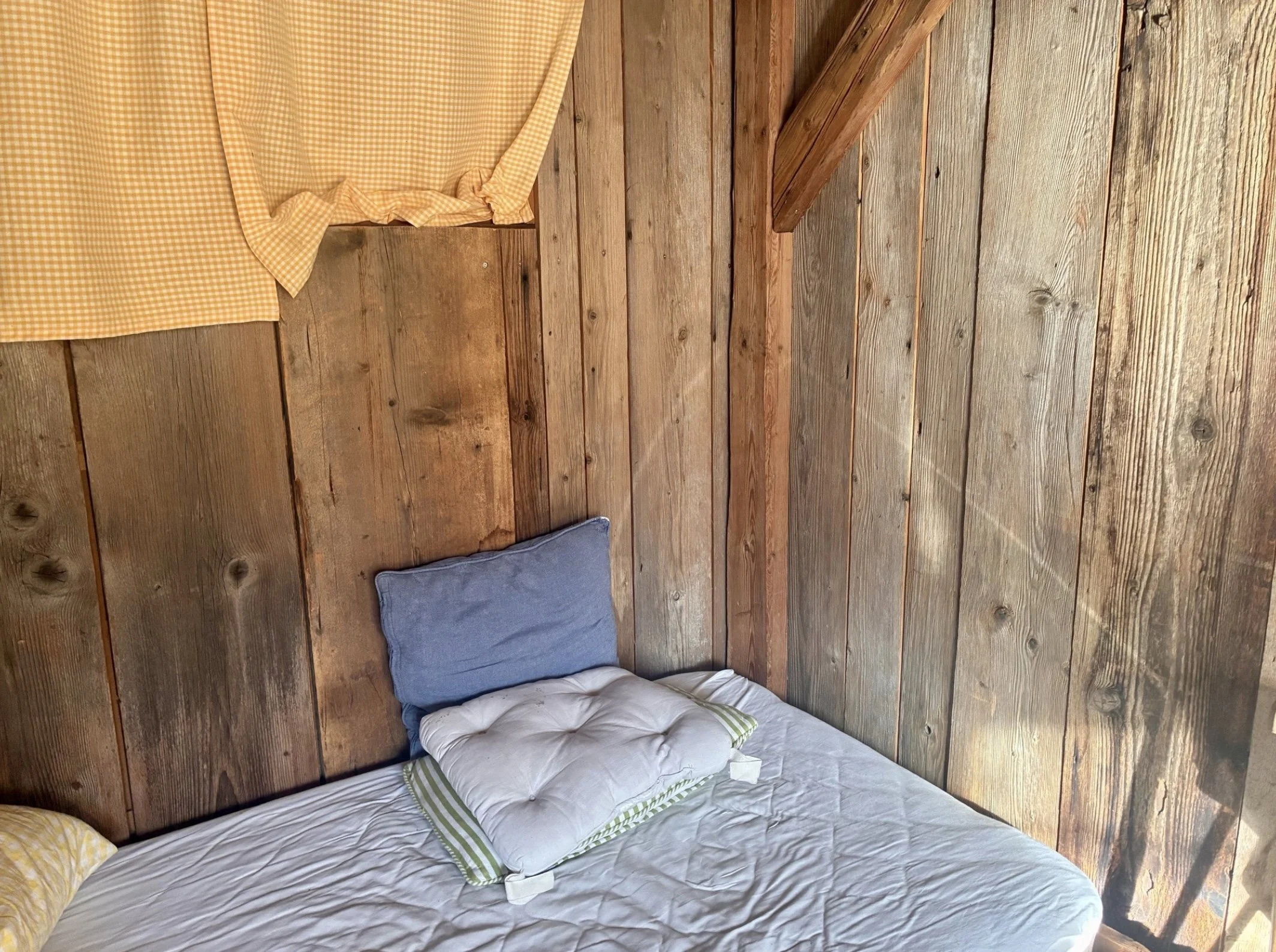 Sitting down together alone - on posture in meditation