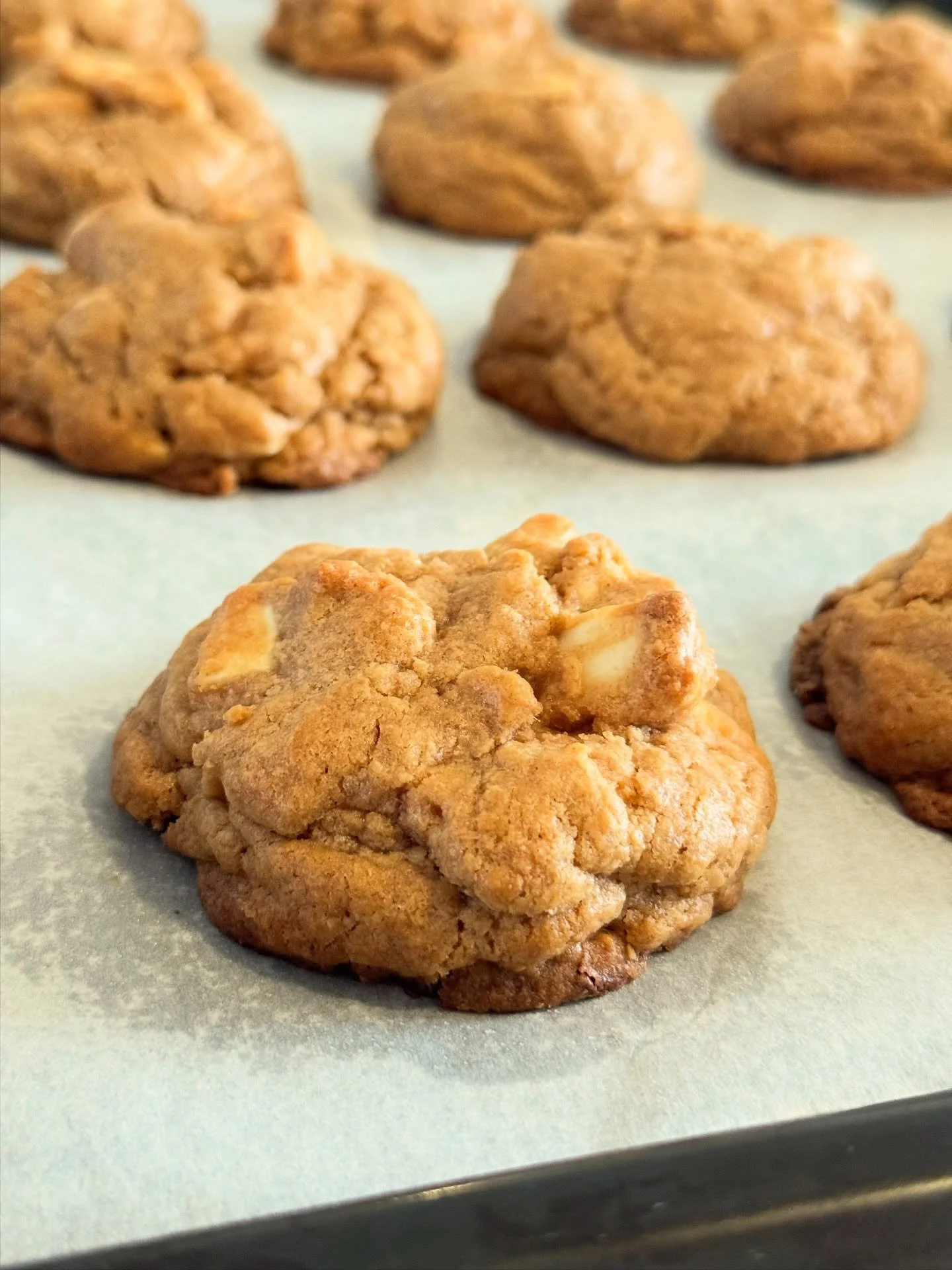 Free cookie giveaway 🍪👨🏻&zwj;🍳 Who wants a Ginger White chocolate chunky cookie? Whoever our first customer is tomorrow gets one for free it! 🙌

Come to the @vintage_archivesale_popup from 12pm we will be selling our:
🍪 Cookies
🍫 Brownies
🥣 G