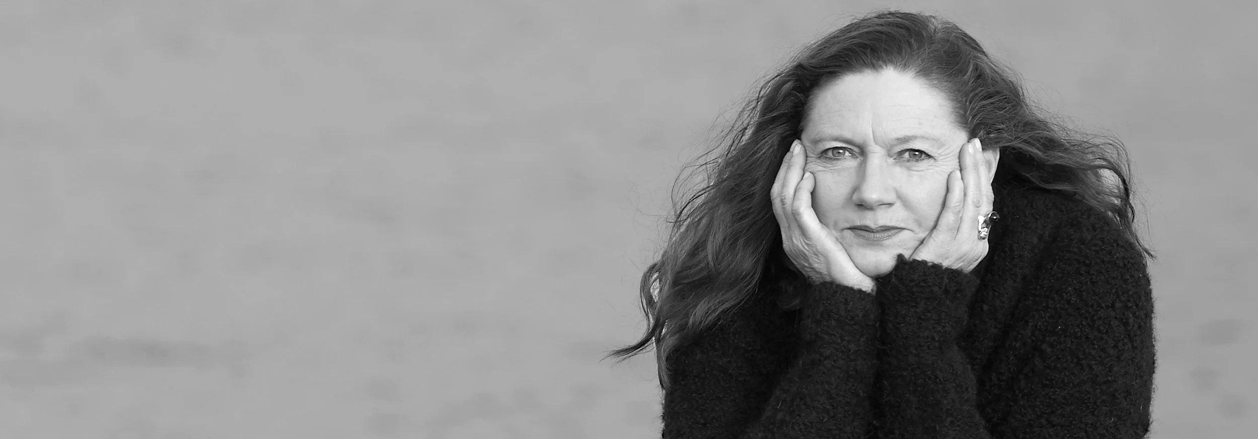 Sort-hvid portrætfotografi af Lene Hesseldal - som står for aften arrangemangter med breathwork og meditation i Skælskør i