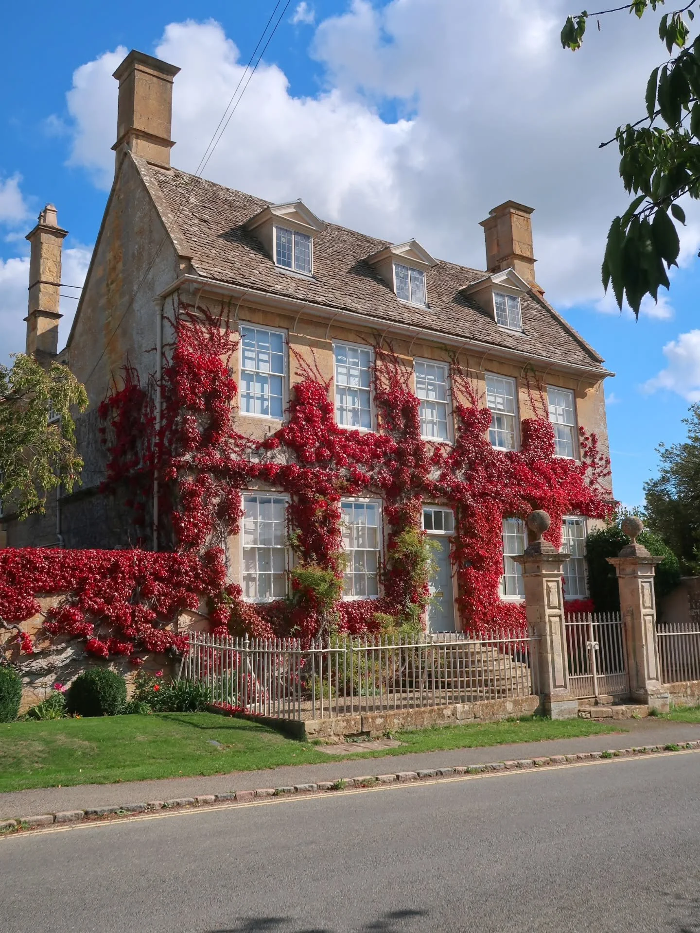Early autumn in the Cotswolds 🍁✨️

📍Broadway, Worcestershire
.
.
.
.
.
#AutumnVibes #AutumnAdventures #TheCotswolds #cotswolds #wanderlust #englishCountryside #englishcountrygarden #visitthecotswolds #Cotswolds_culture #cotswold_culture