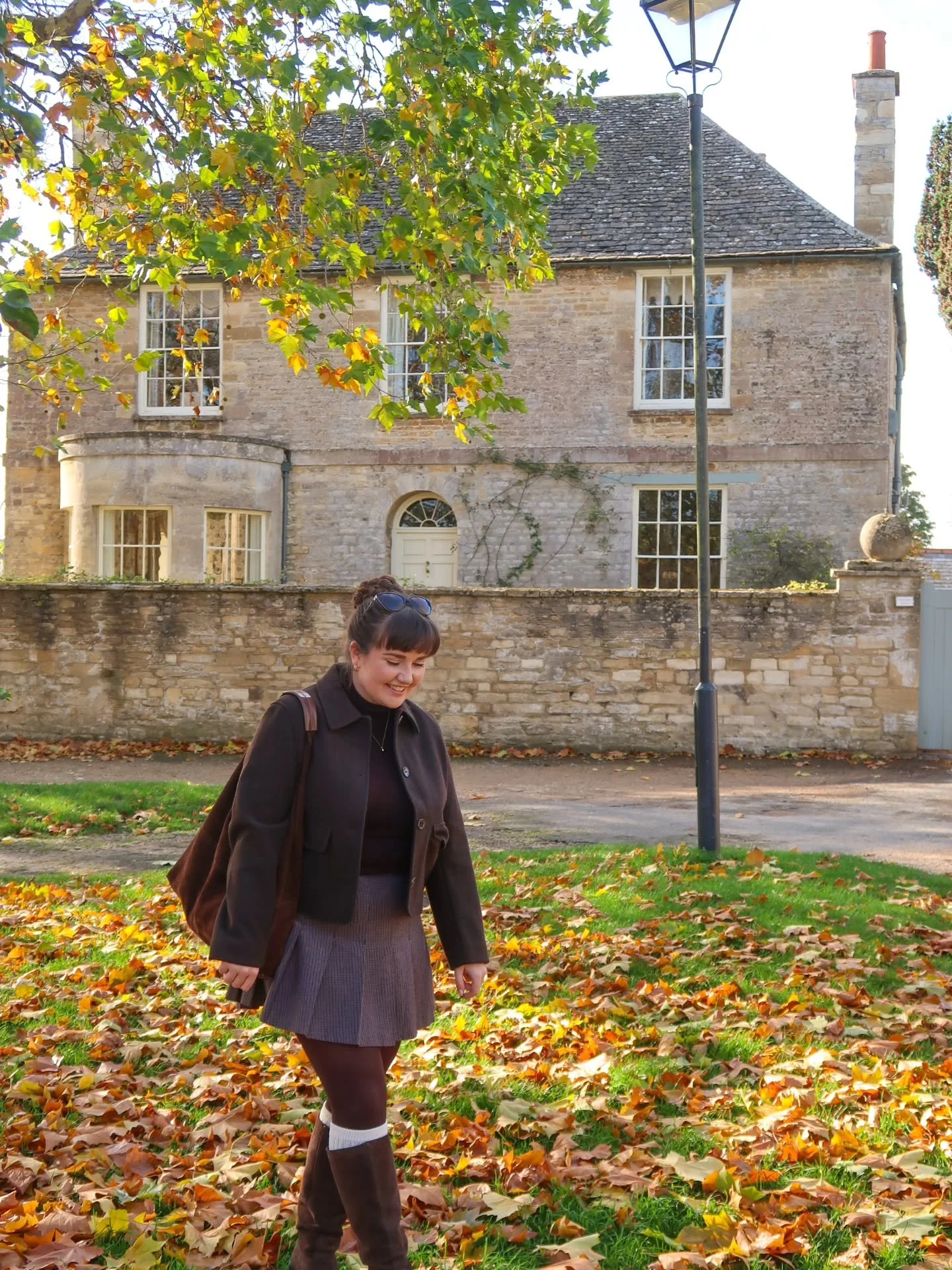 Breaking news from Downton Village 📰🍁

No sighting of the Crawleys&hellip;

Just stunning autumn colours and a very happy me ✨

📍Bampton, Oxfordshire
.
.
.
.
.
Bampton | Downton Abbey | English Countryside | Autumn | Autumn Leaves | Village