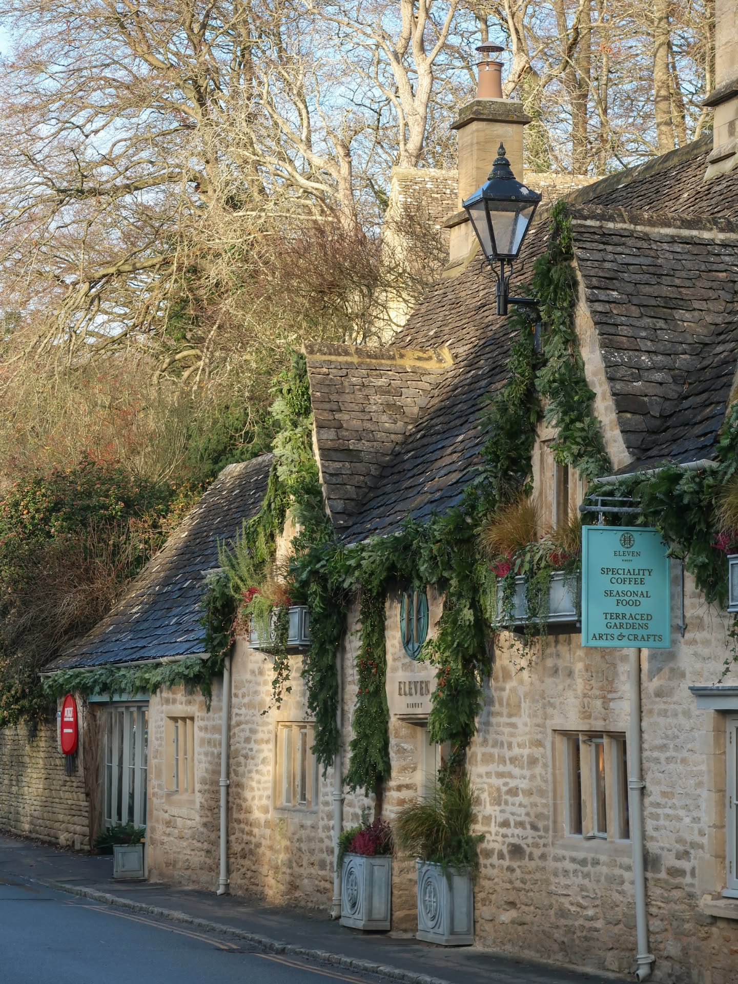 ✨️ a winter stroll through beautiful Bibury ✨️

📍Bibury, The Cotswolds
.
.
.
.
.
#TheCotswolds #Christmas #WinterWanderings #wintersun #caf&eacute; #cafeculture