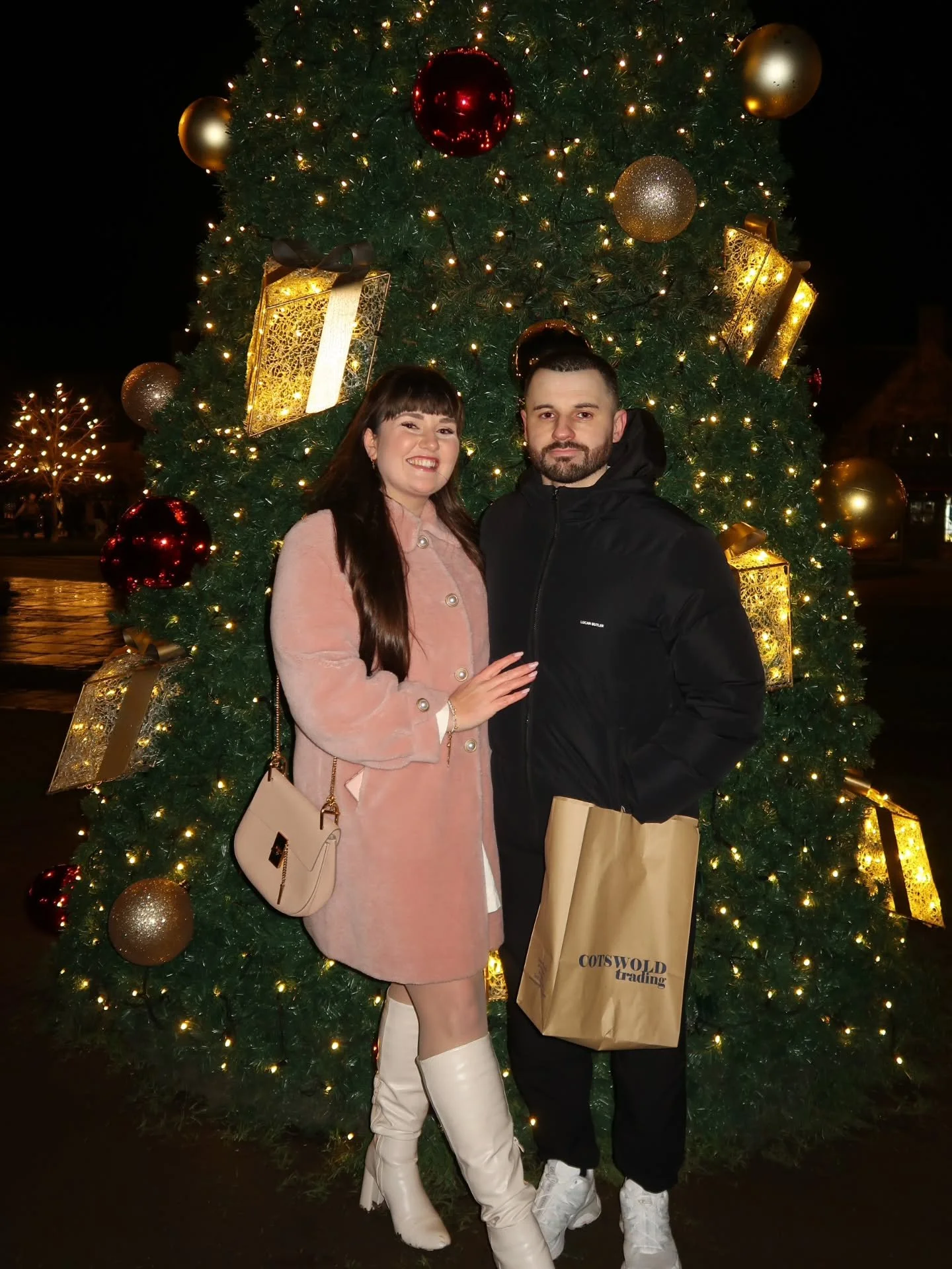 ✨️ Broadway by night ✨️

Golden shopfronts, twinkling wreaths, and that cosy Cotswold magic that makes the whole village glow 🎄🌙

A little slice of Christmas charm right on the High Street
Here for the warm lights, wool coats, and winter wanderlust