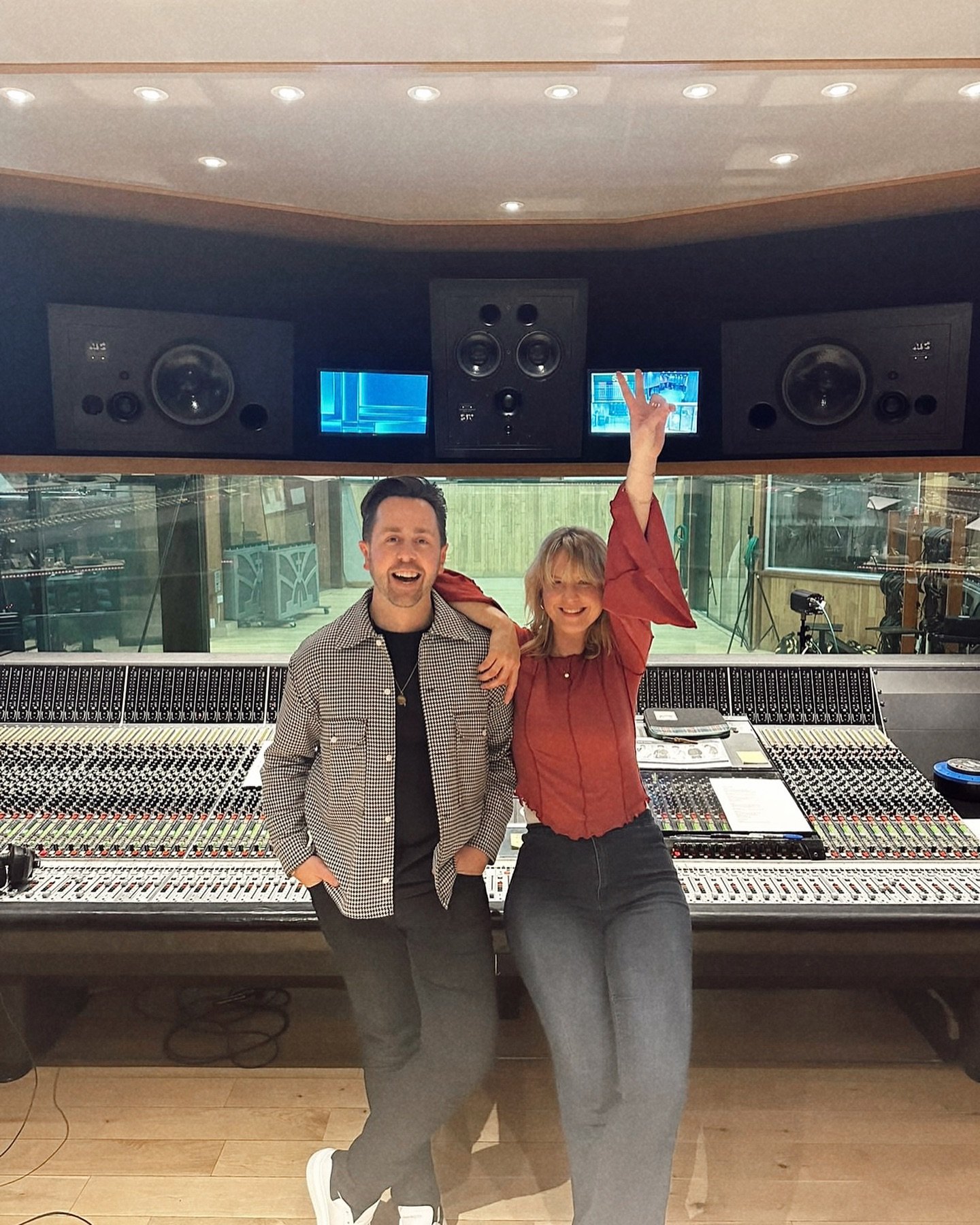 Earlier this year I spent some time in London developing a new British 🇬🇧 boy band called @dearaliceofficial in preparation for a brand new @bbc show about the making of a pop band 🎤 I spent 12 hour days in the vocal booth of some iconic London re